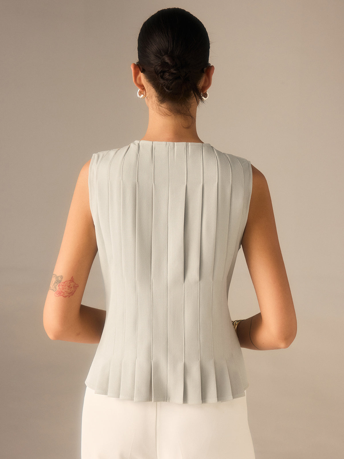 Plissiertes V-Ausschnitt-Top mit Metalldetail