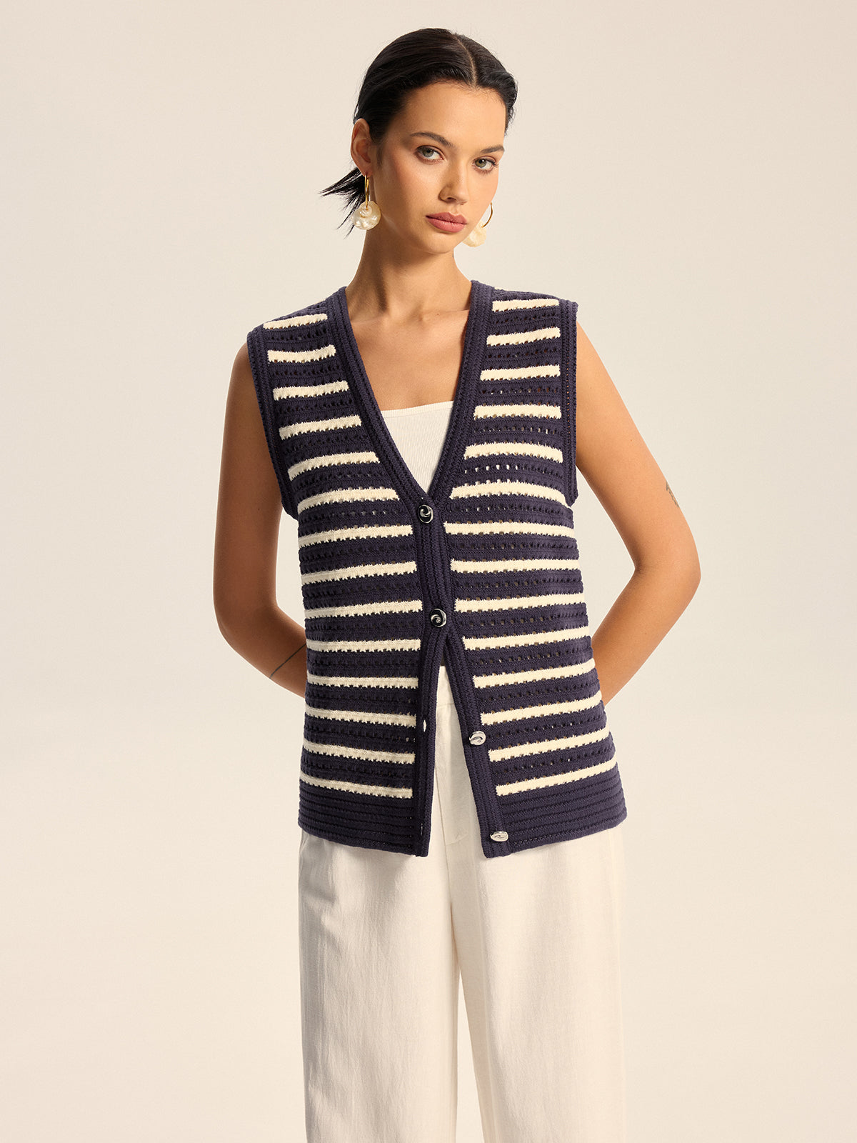 Gilet boutonné en tricot rayé