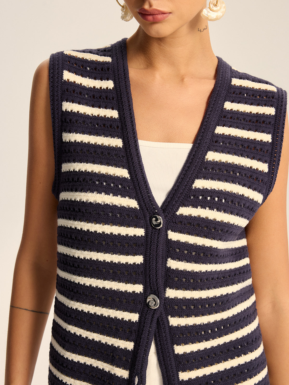Gilet boutonné en tricot rayé