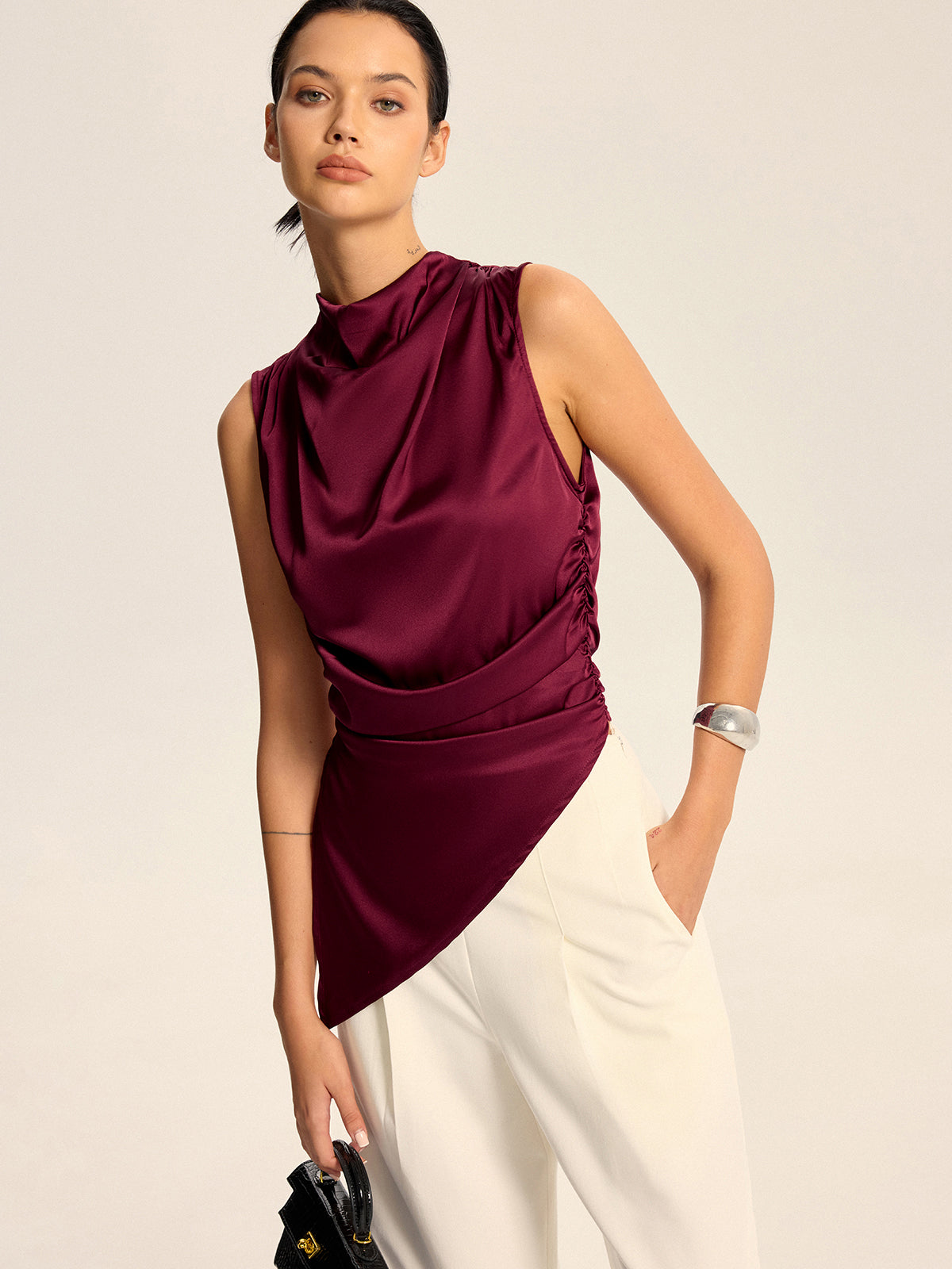 Haut en satin à col bénitier et ourlet asymétrique avec fermeture éclair au dos