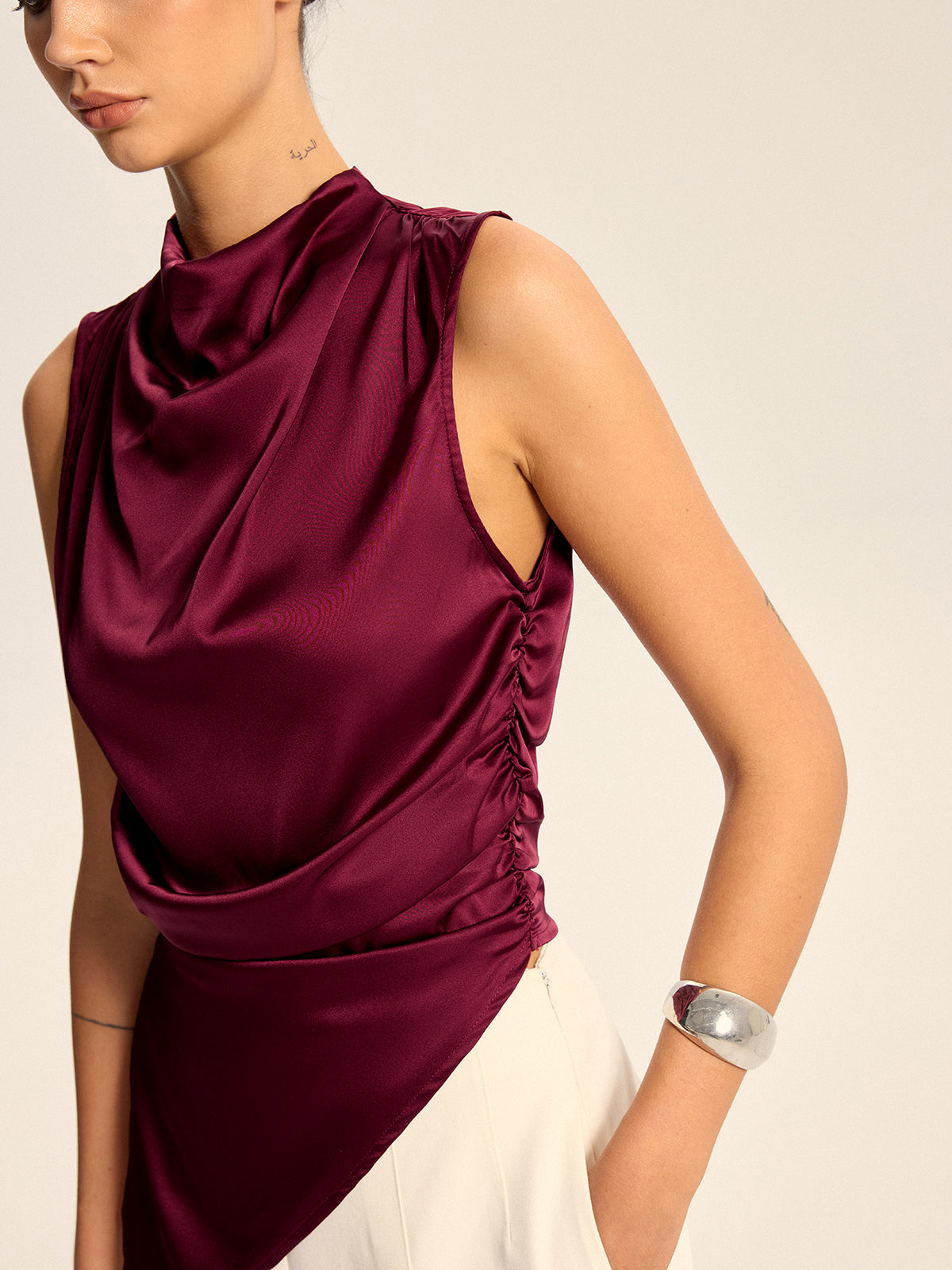 Haut en satin à col bénitier et ourlet asymétrique avec fermeture éclair au dos
