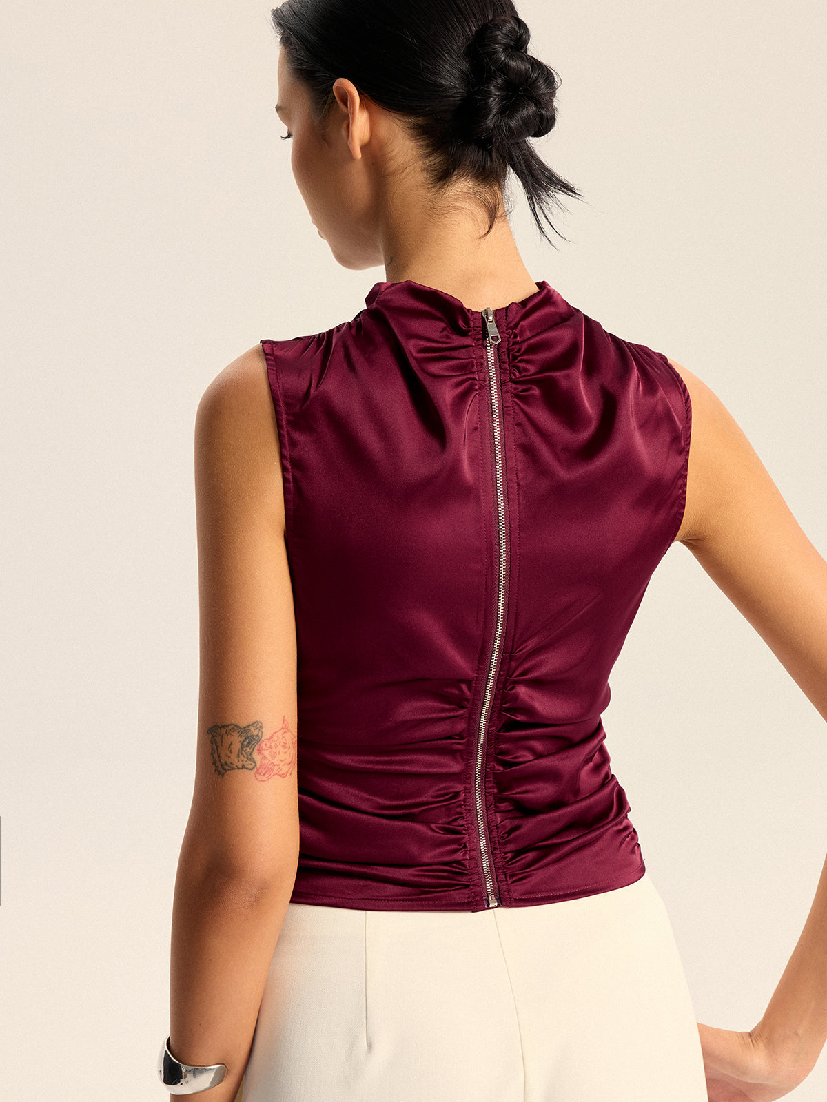 Satin-Top mit Wasserfallausschnitt, asymmetrischem Saum und Reißverschluss hinten