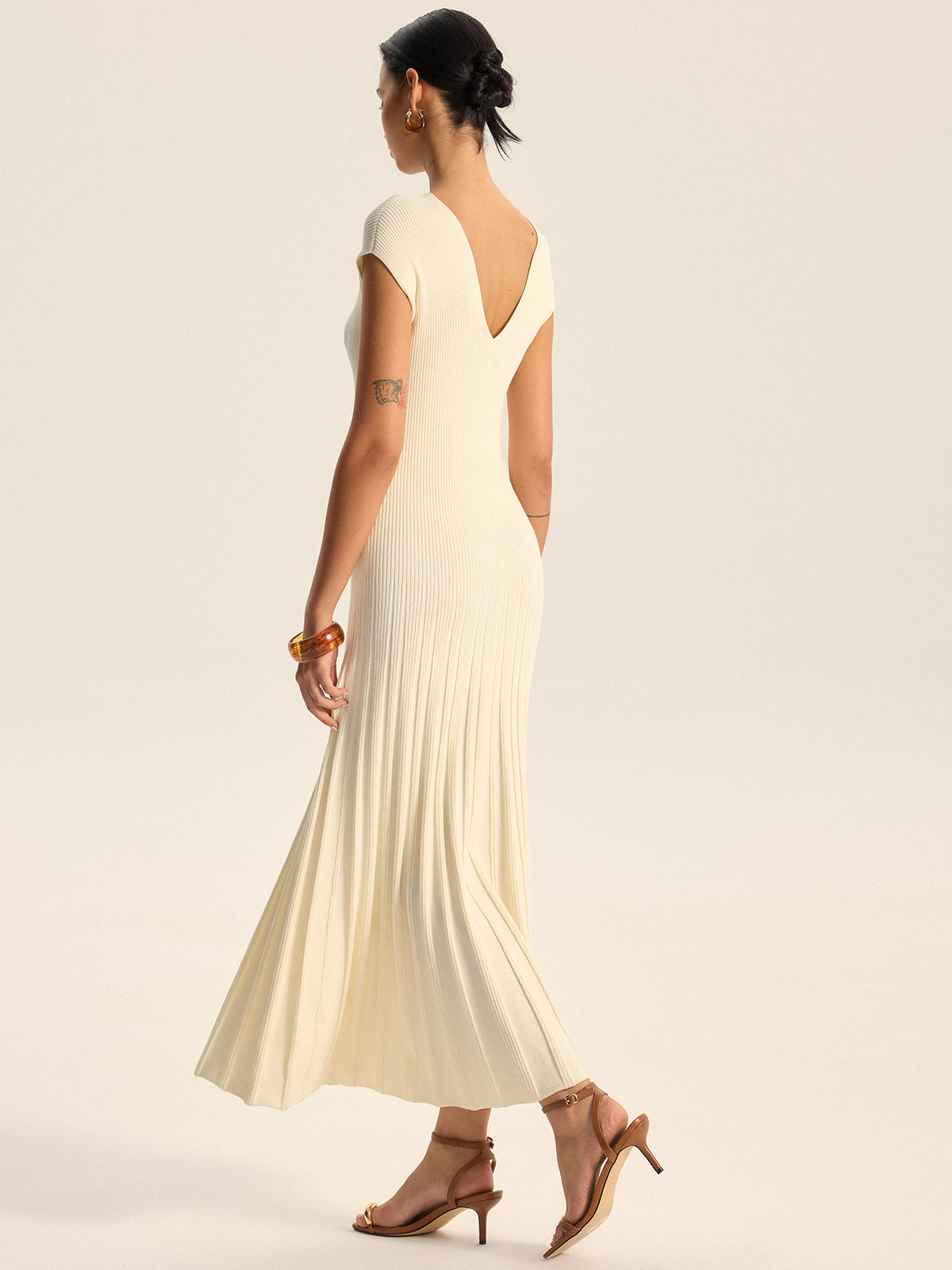 Geripptes Strick-Midi-Kleid mit V-Ausschnitt, ohne Gürtel