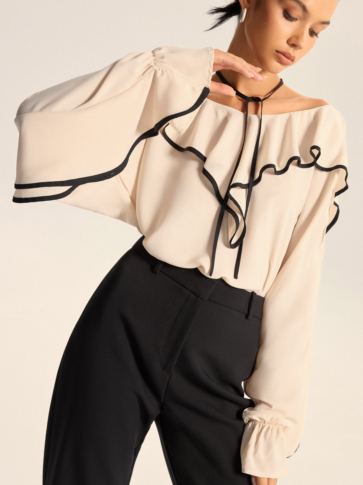 Bluse mit Rüschenkragen und Kontrastbesatz