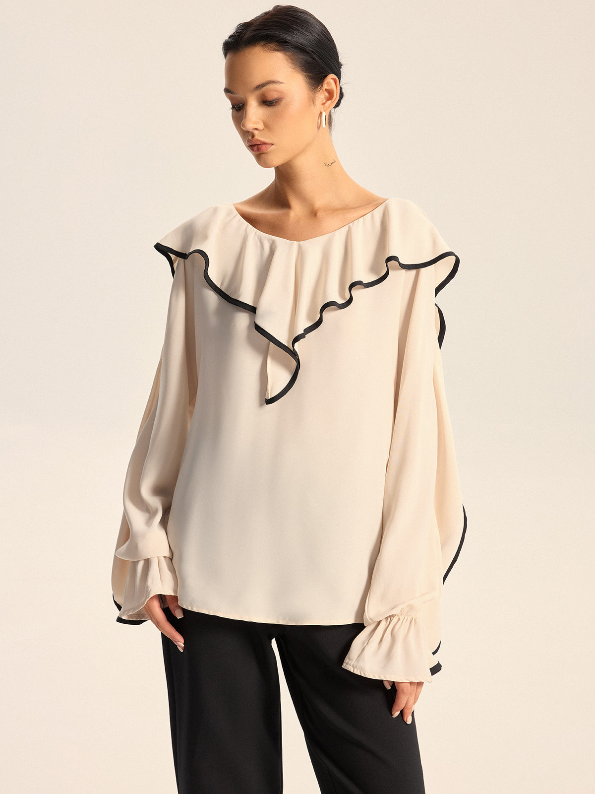 Bluse mit Rüschenkragen und Kontrastbesatz