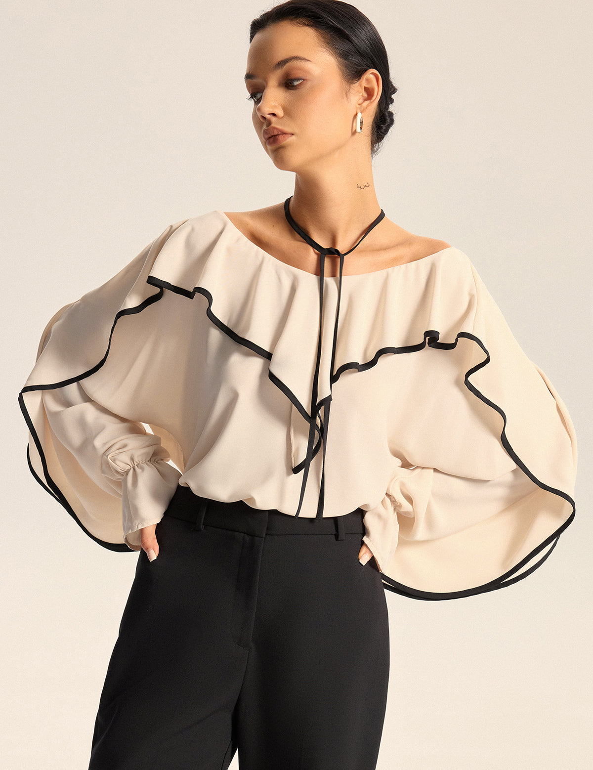 Bluse mit Rüschenkragen und Kontrastbesatz