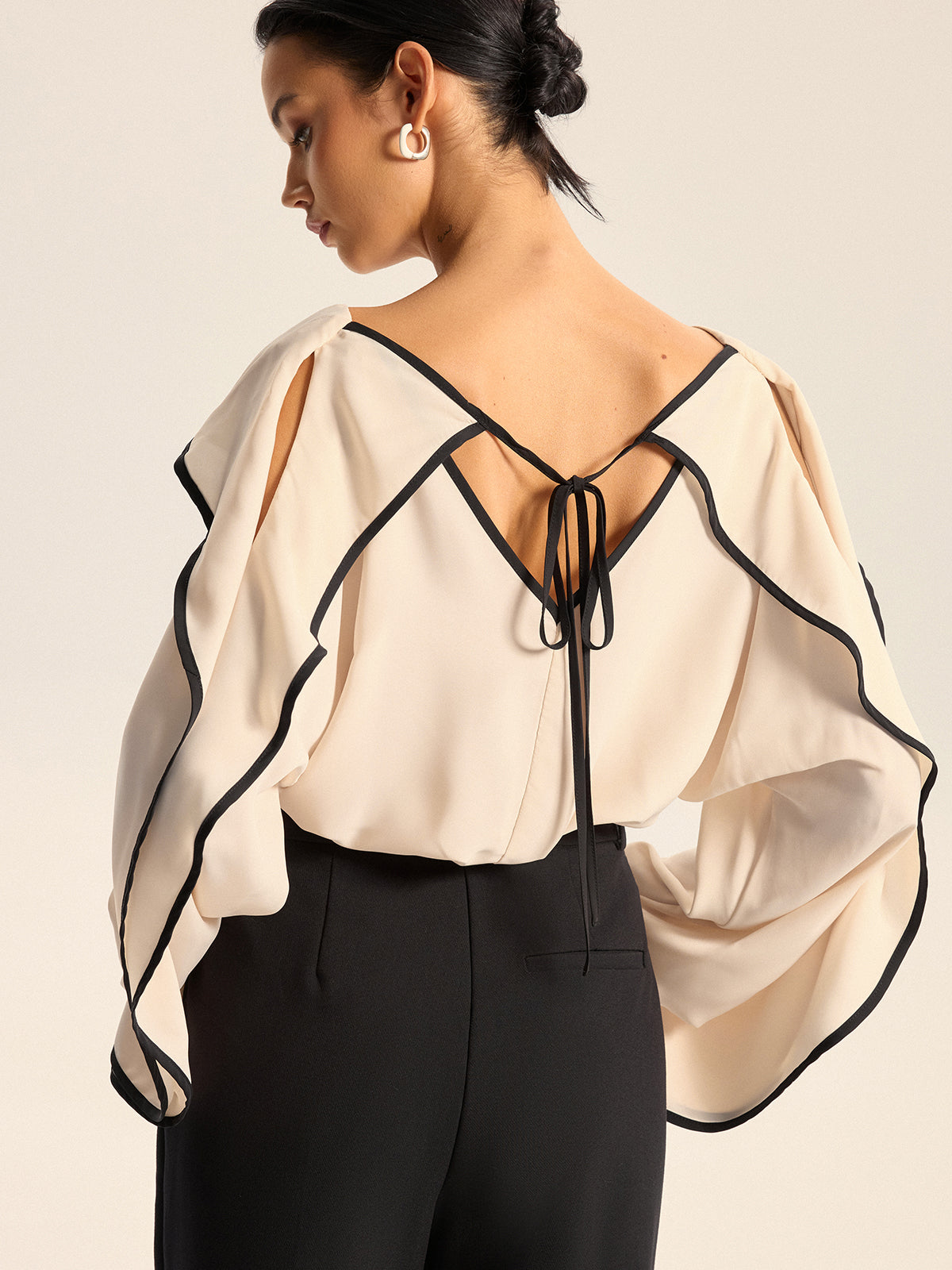 Bluse mit Rüschenkragen und Kontrastbesatz