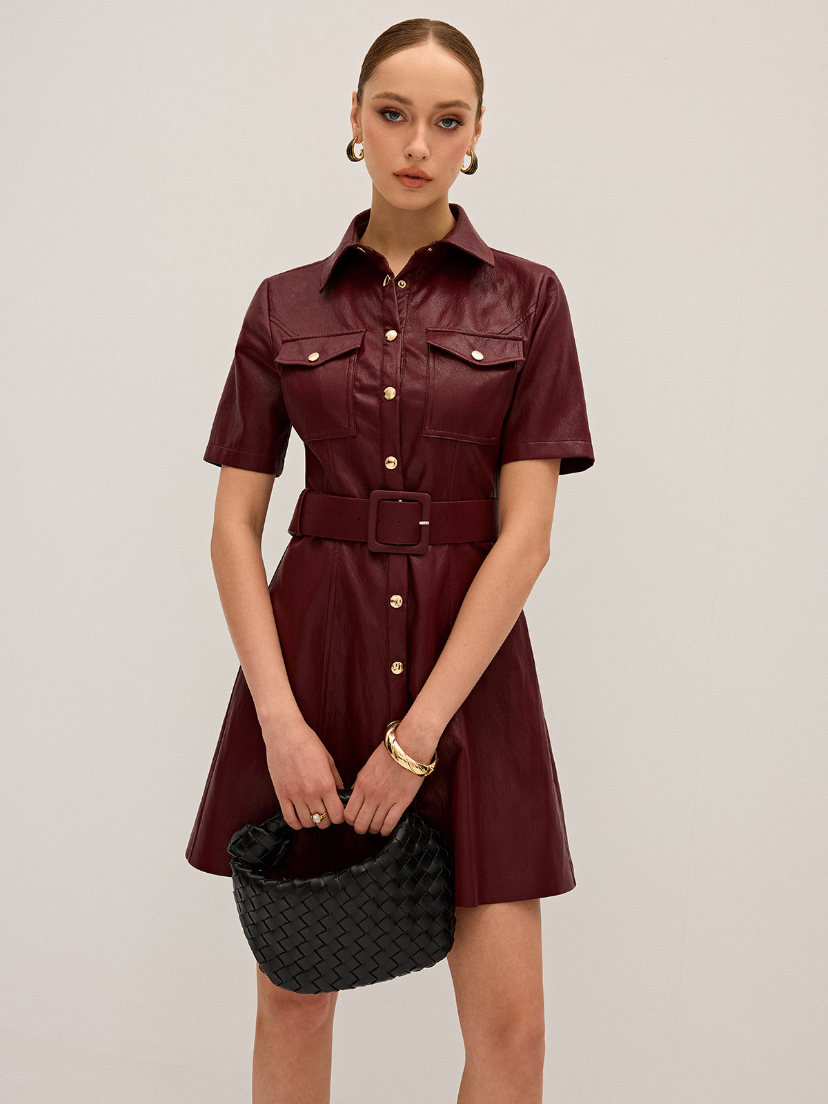 Minikleid aus PU-Leder mit Hemdkragen und Gürtel