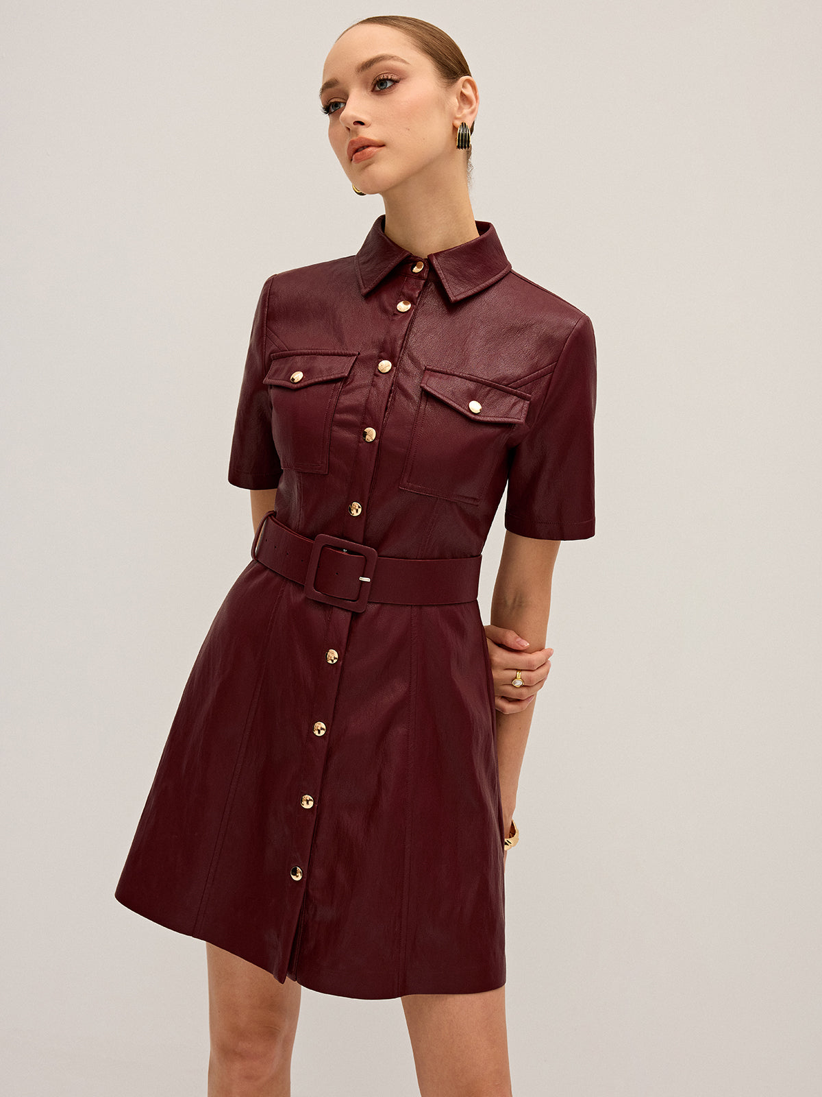 Minikleid aus PU-Leder mit Hemdkragen und Gürtel