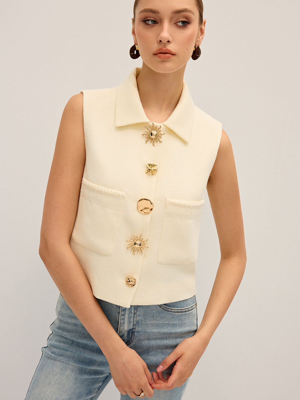 Gilet sans manches avec boutons en métal irréguliers