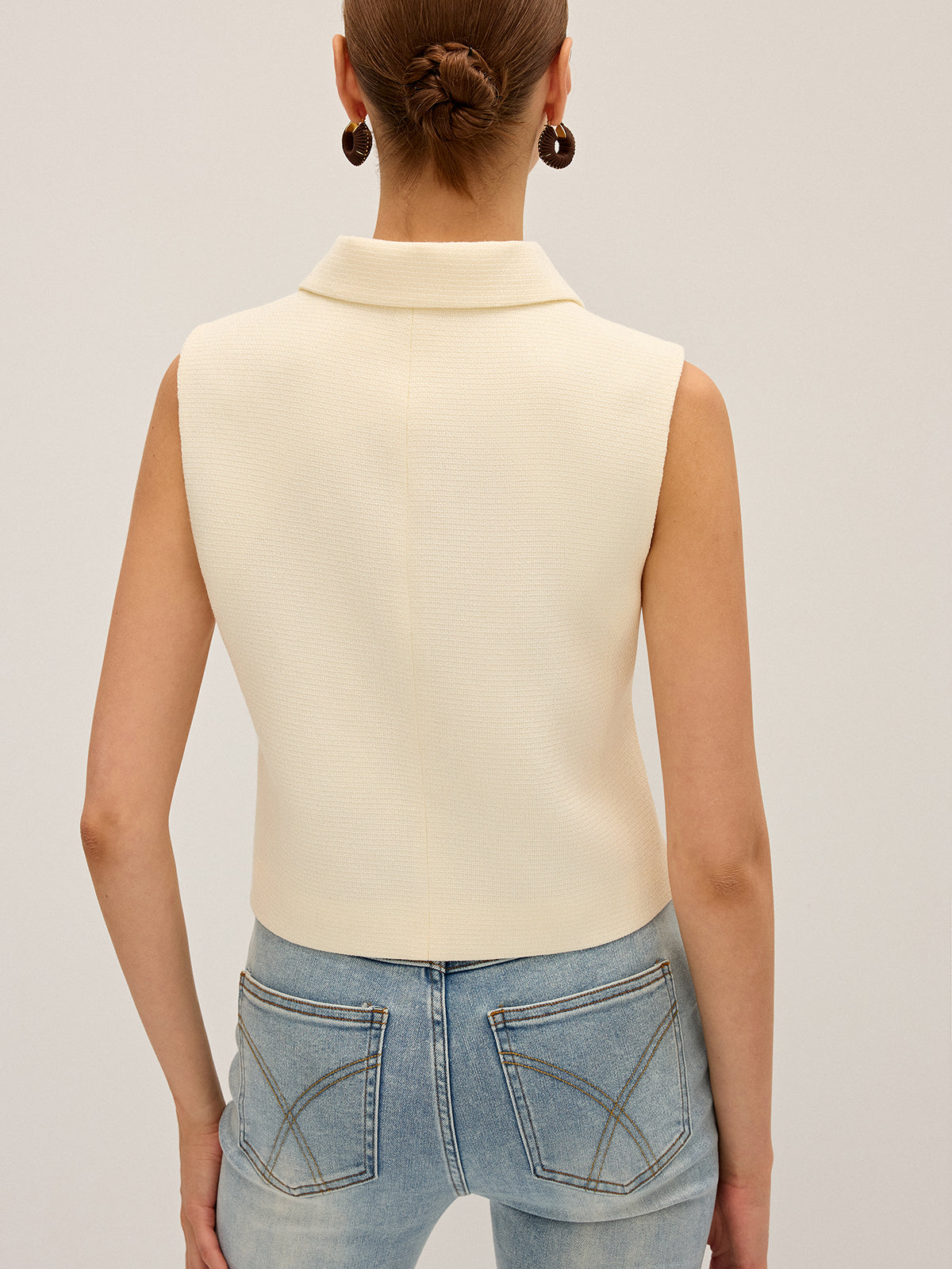 Gilet sans manches avec boutons en métal irréguliers