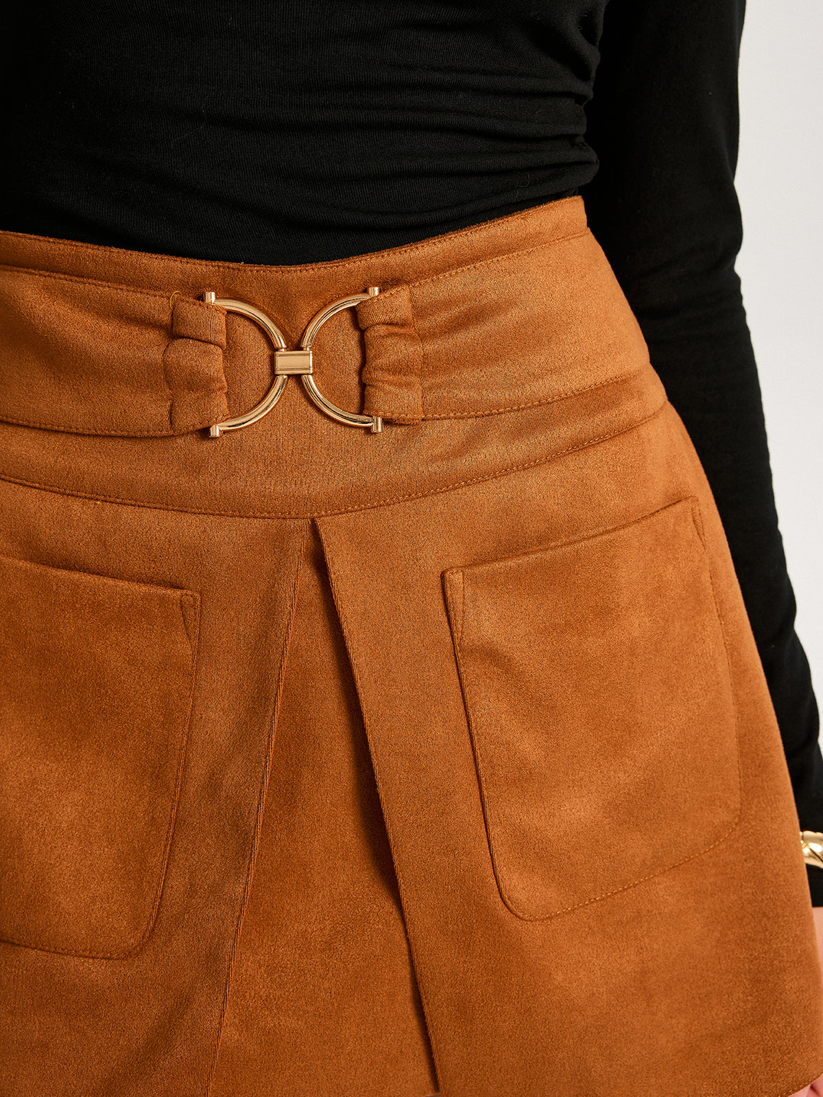 Minirock aus Wildlederimitat mit Metallschnalle und Schlitz