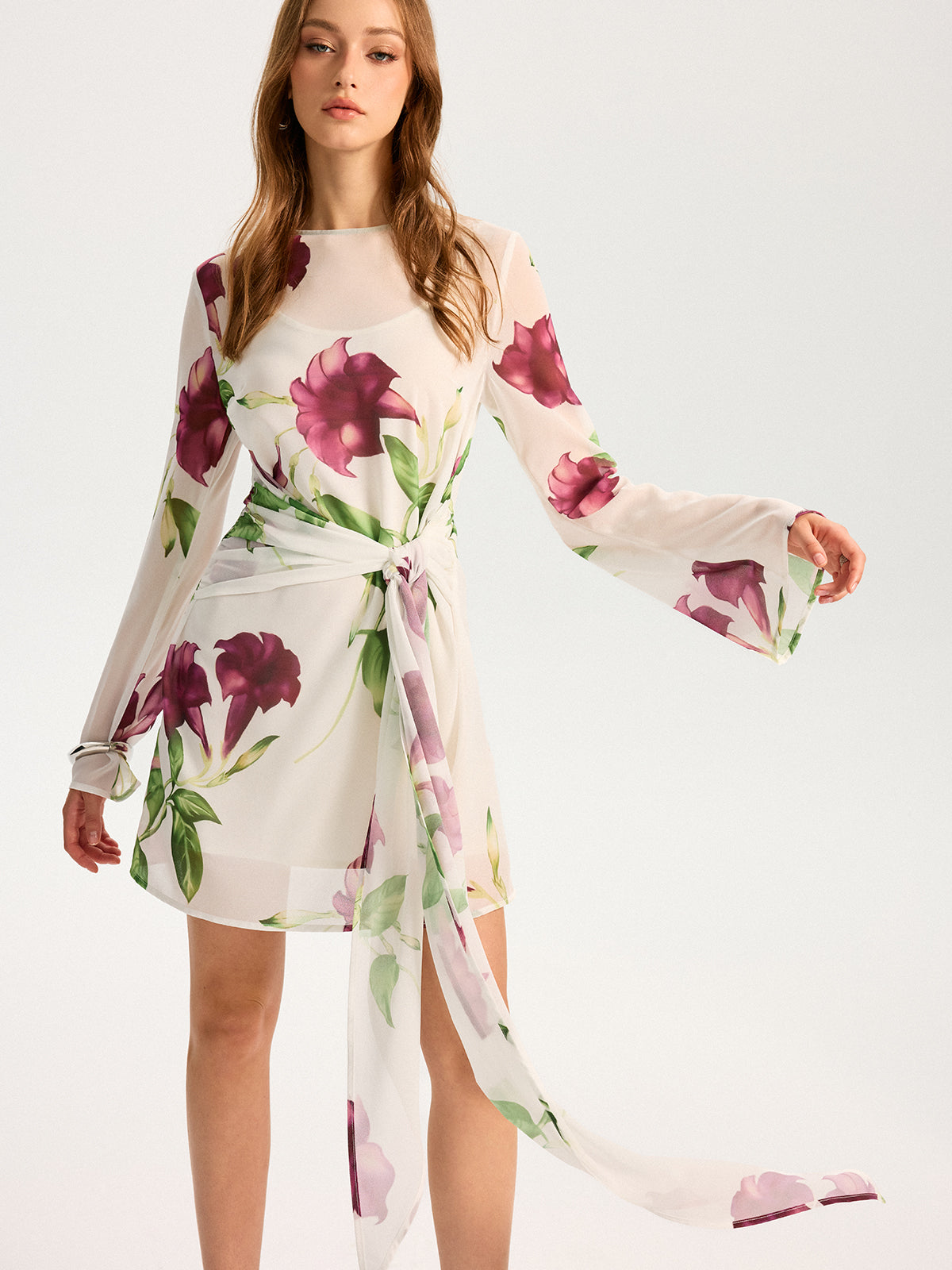 Robe courte en mousseline semi-transparente à imprimé floral