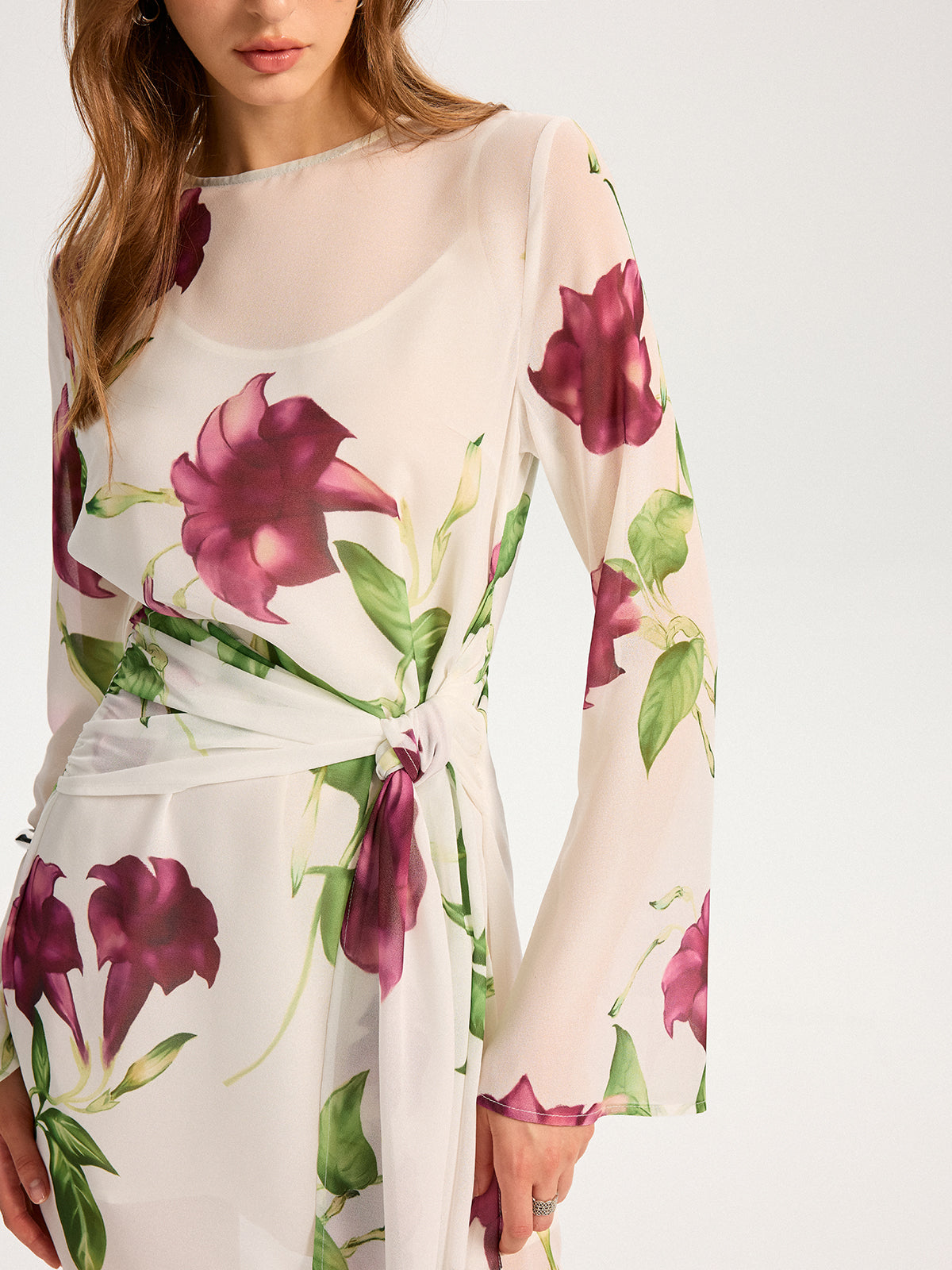 Semi-transparentes Mini-Chiffonkleid mit Blumenmuster