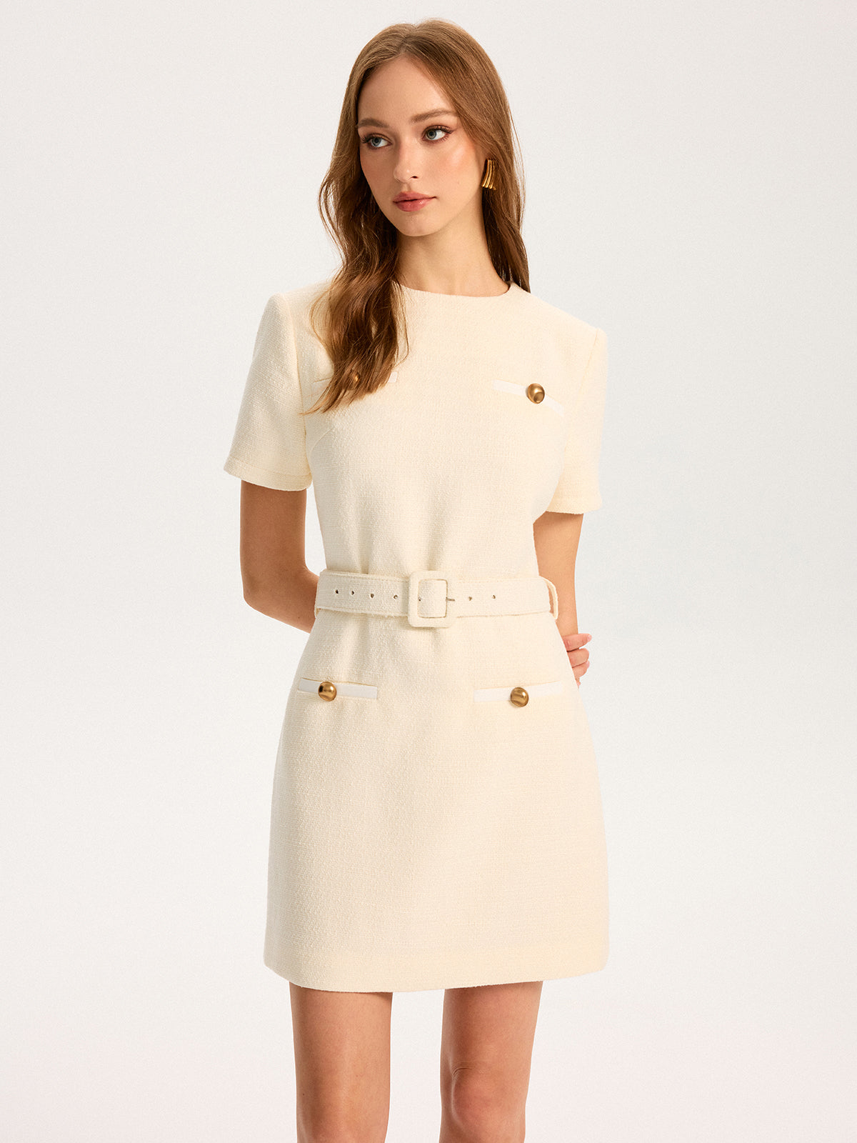 Mini-robe ceinturée avec détail métallique