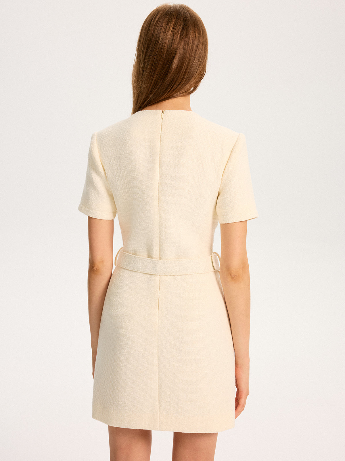 Mini-robe ceinturée avec détail métallique