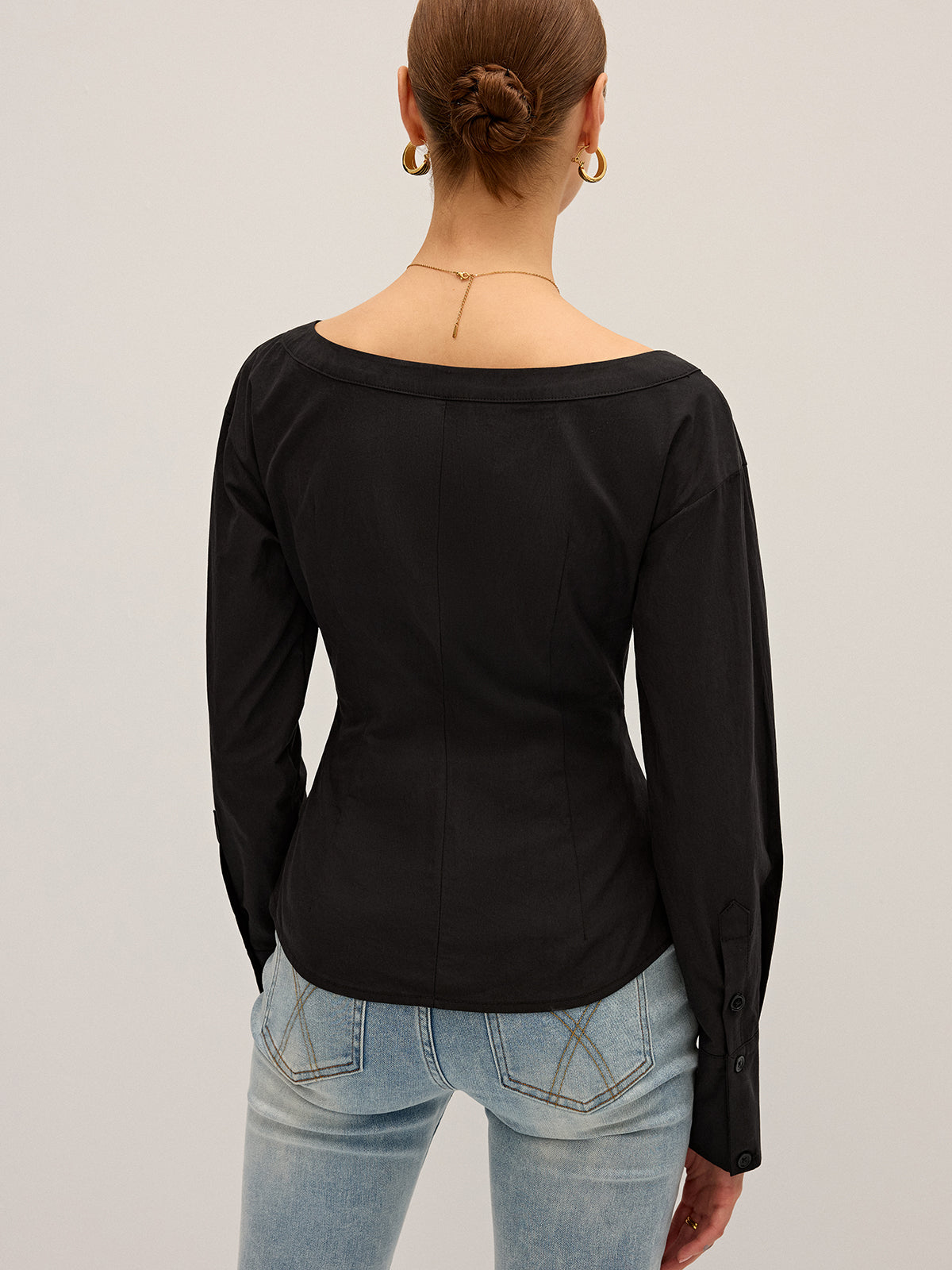 Chemise à col en V profond et devant torsadé