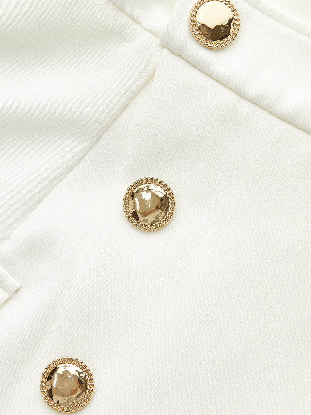 Asymmetrischer Minirock mit Metallknopfdekor und Tasche