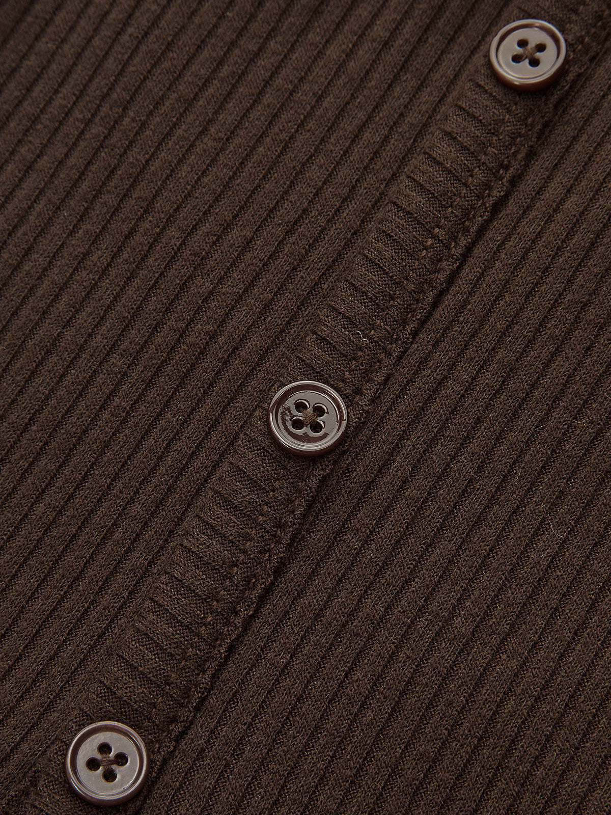 Asymmetrisches geripptes T-Shirt mit Knopfdetail