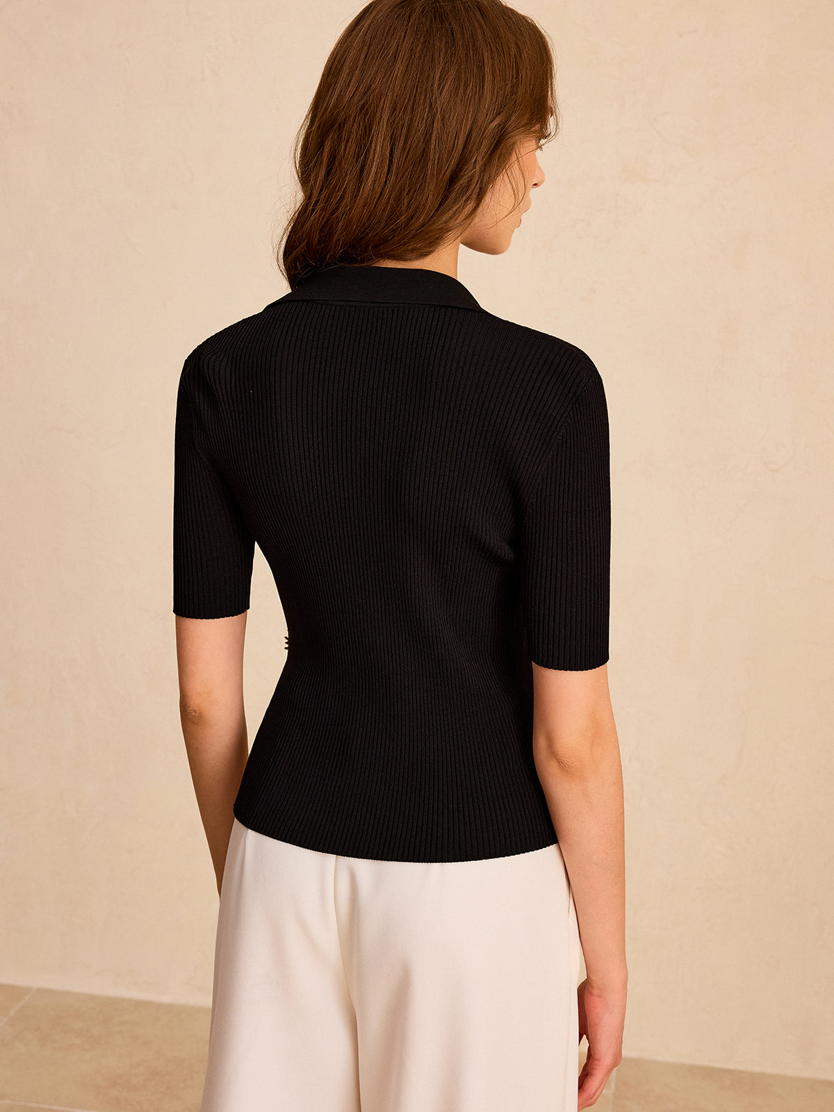 Geripptes Polo-Top mit asymmetrischen Metallknöpfen