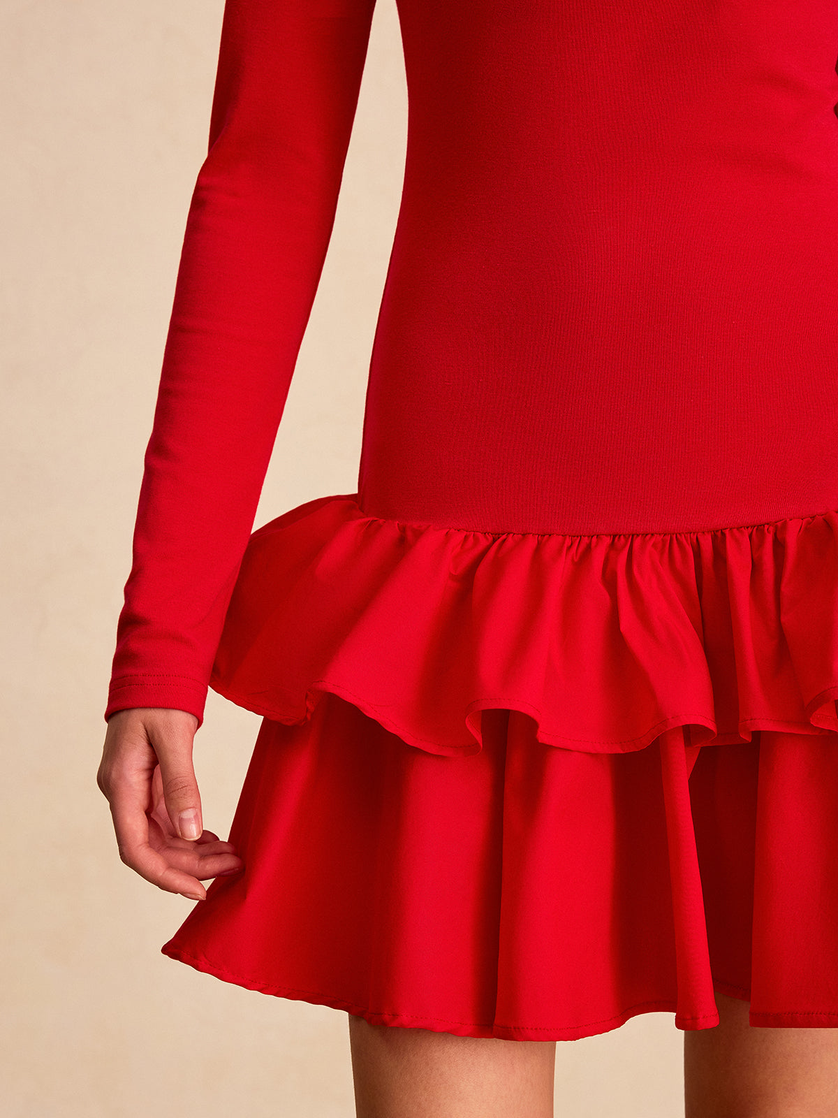 Langärmeliges Mini-Rüschenkleid mit Stufenrock