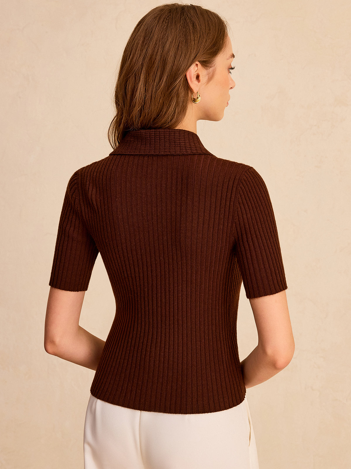 Polo en maille côtelée avec boutons métalliques