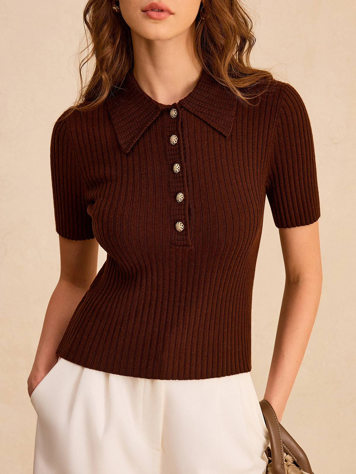 Polo en maille côtelée avec boutons métalliques