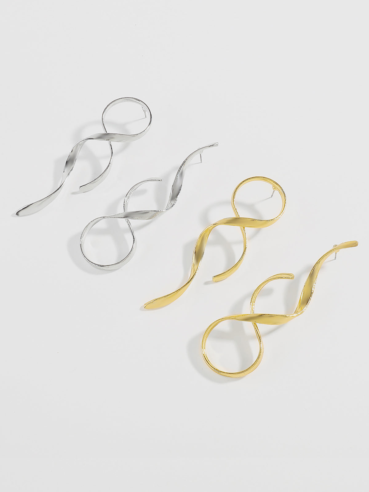 Boucles d'oreilles pendantes torsadées dorées