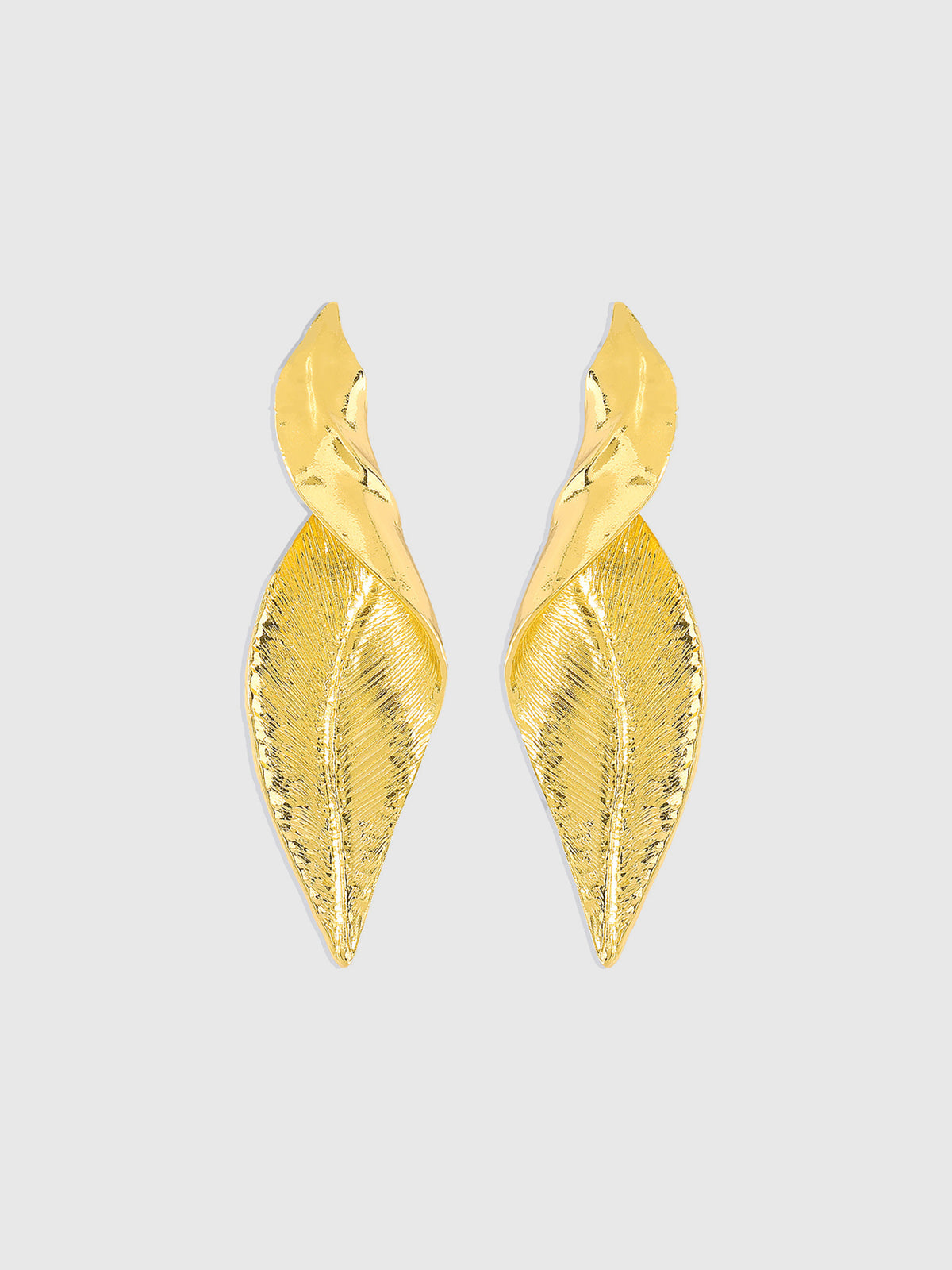 Boucles d'oreilles pendantes dorées en forme de feuille