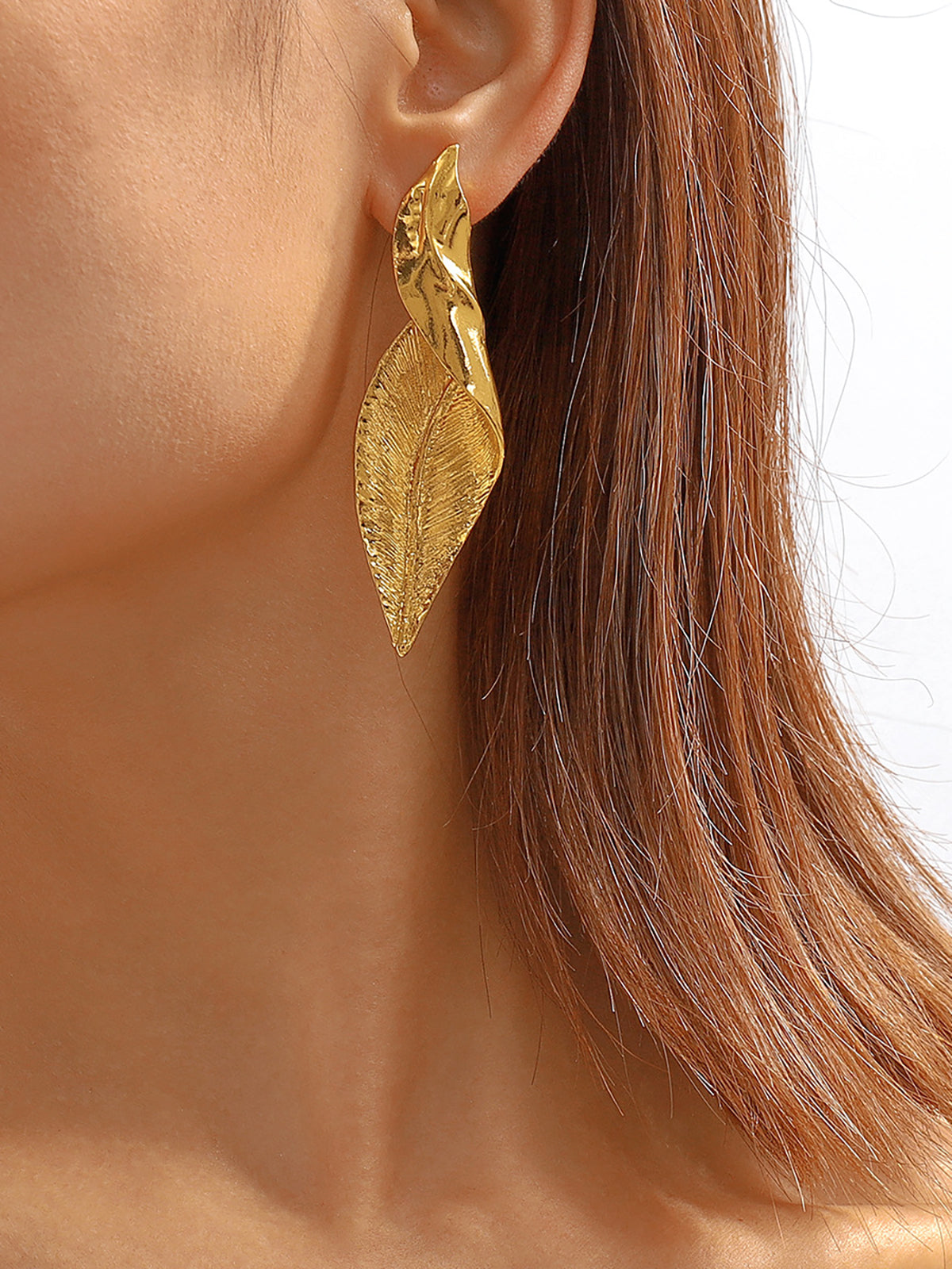 Boucles d'oreilles pendantes dorées en forme de feuille