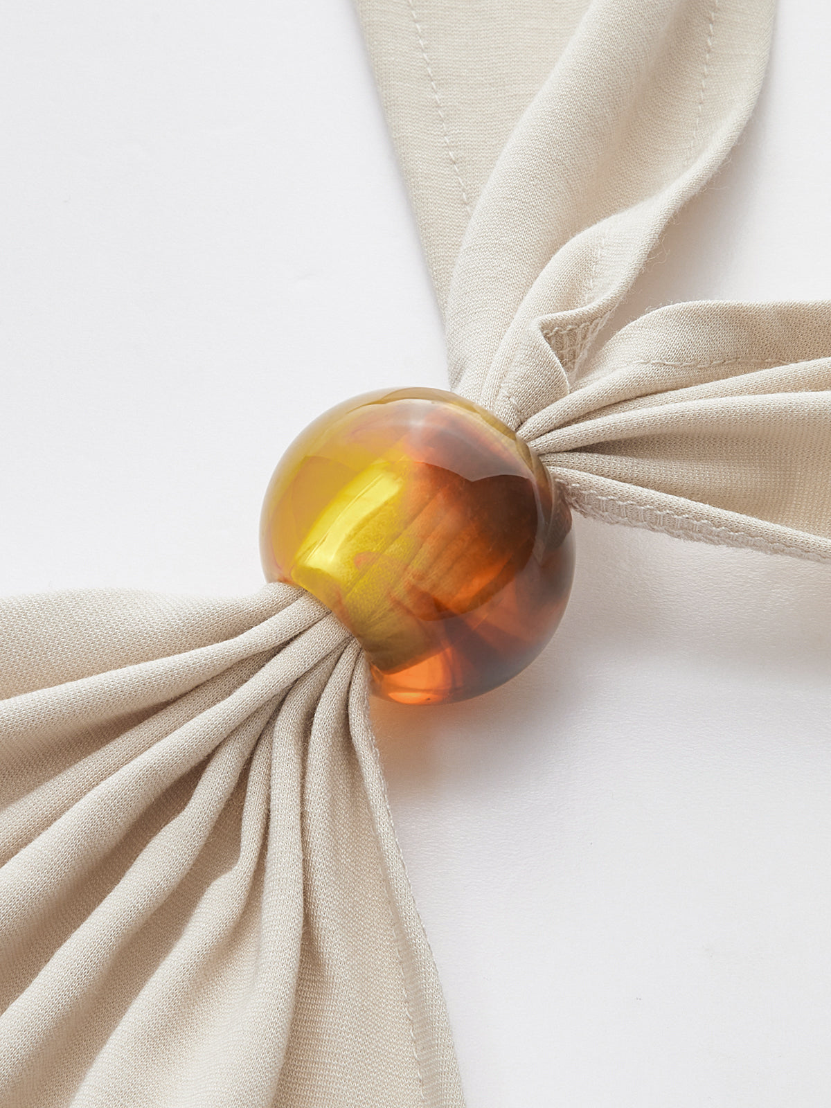 Neckholder-Top mit Raffungen und Perlenbesatz