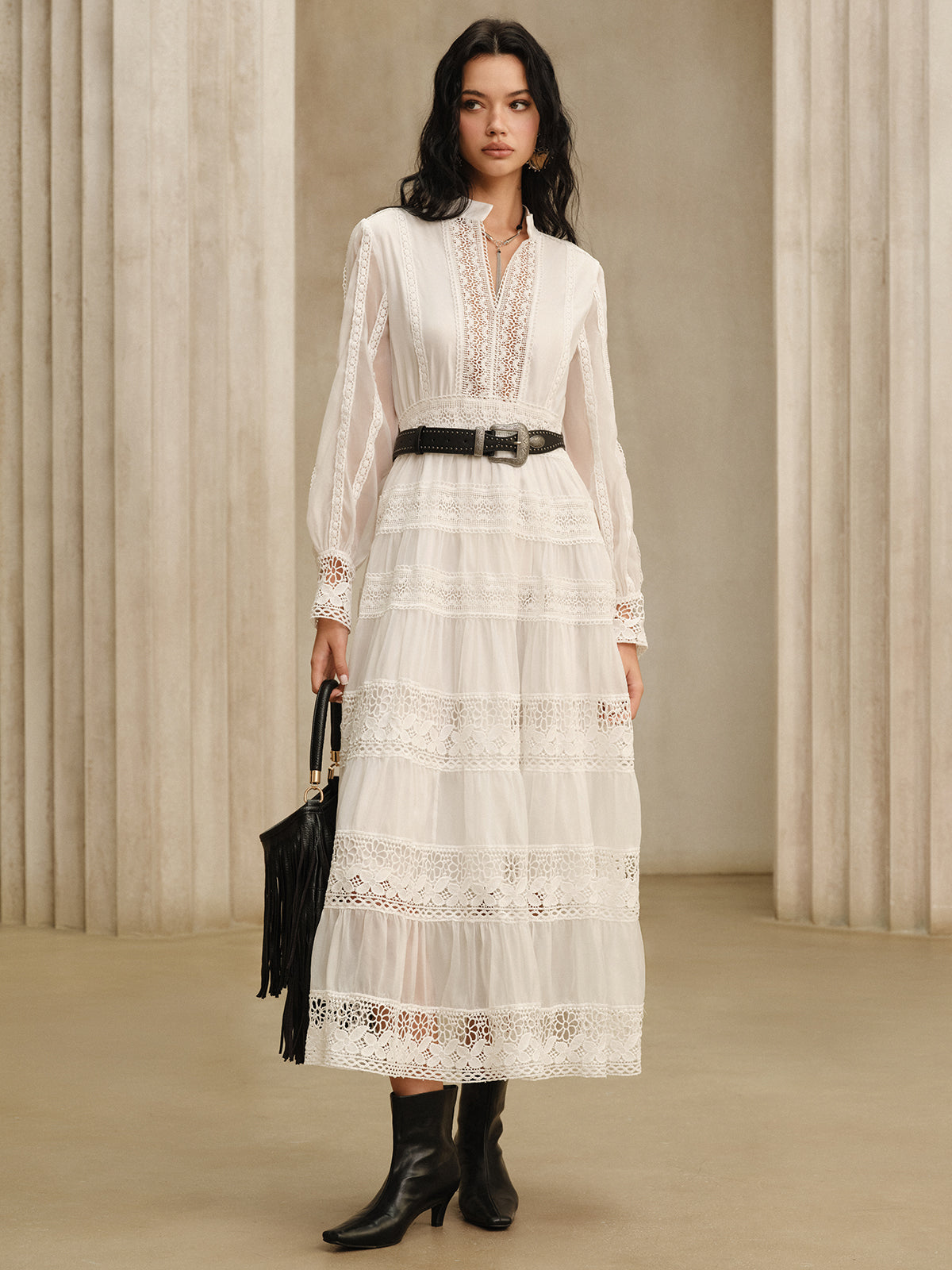 Robe longue semi-transparente à empiècements en dentelle sans ceinture