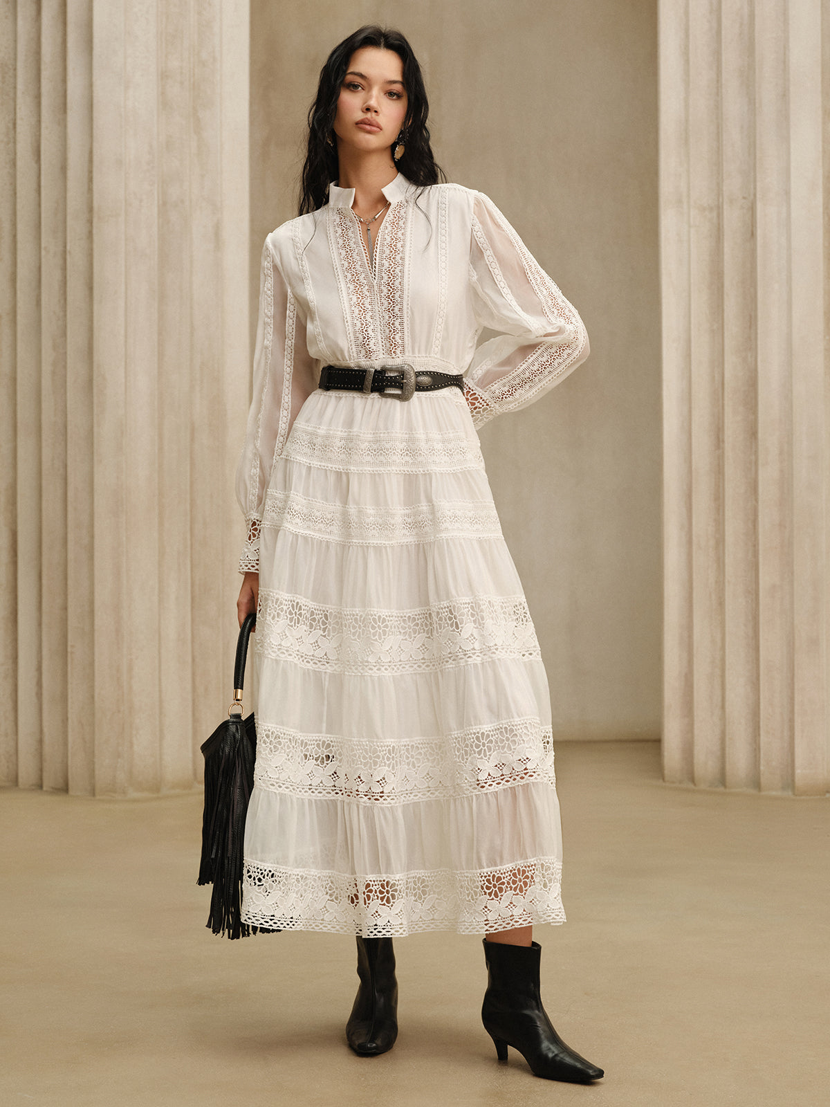 Robe longue semi-transparente à empiècements en dentelle sans ceinture