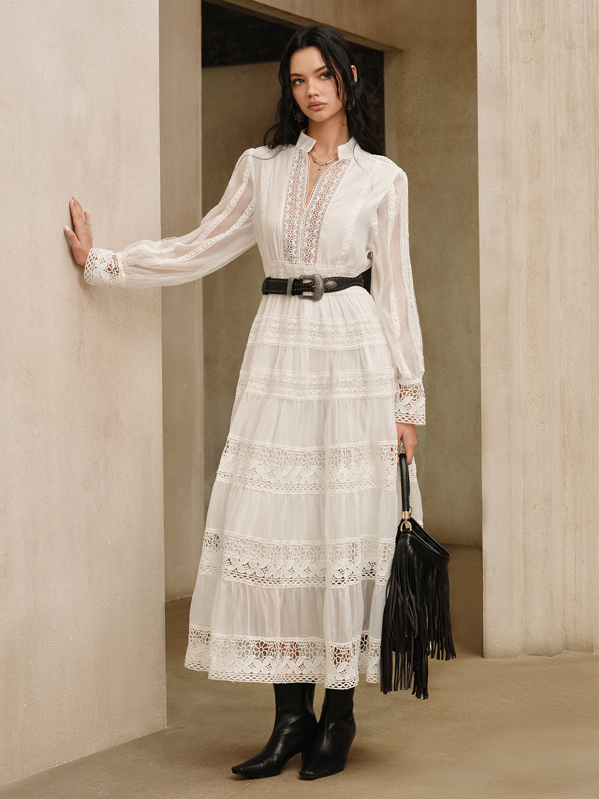 Robe longue semi-transparente à empiècements en dentelle sans ceinture