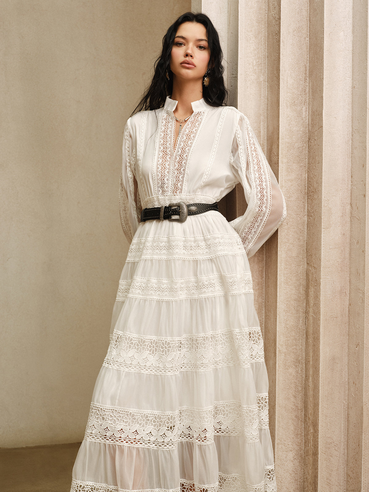 Robe longue semi-transparente à empiècements en dentelle sans ceinture
