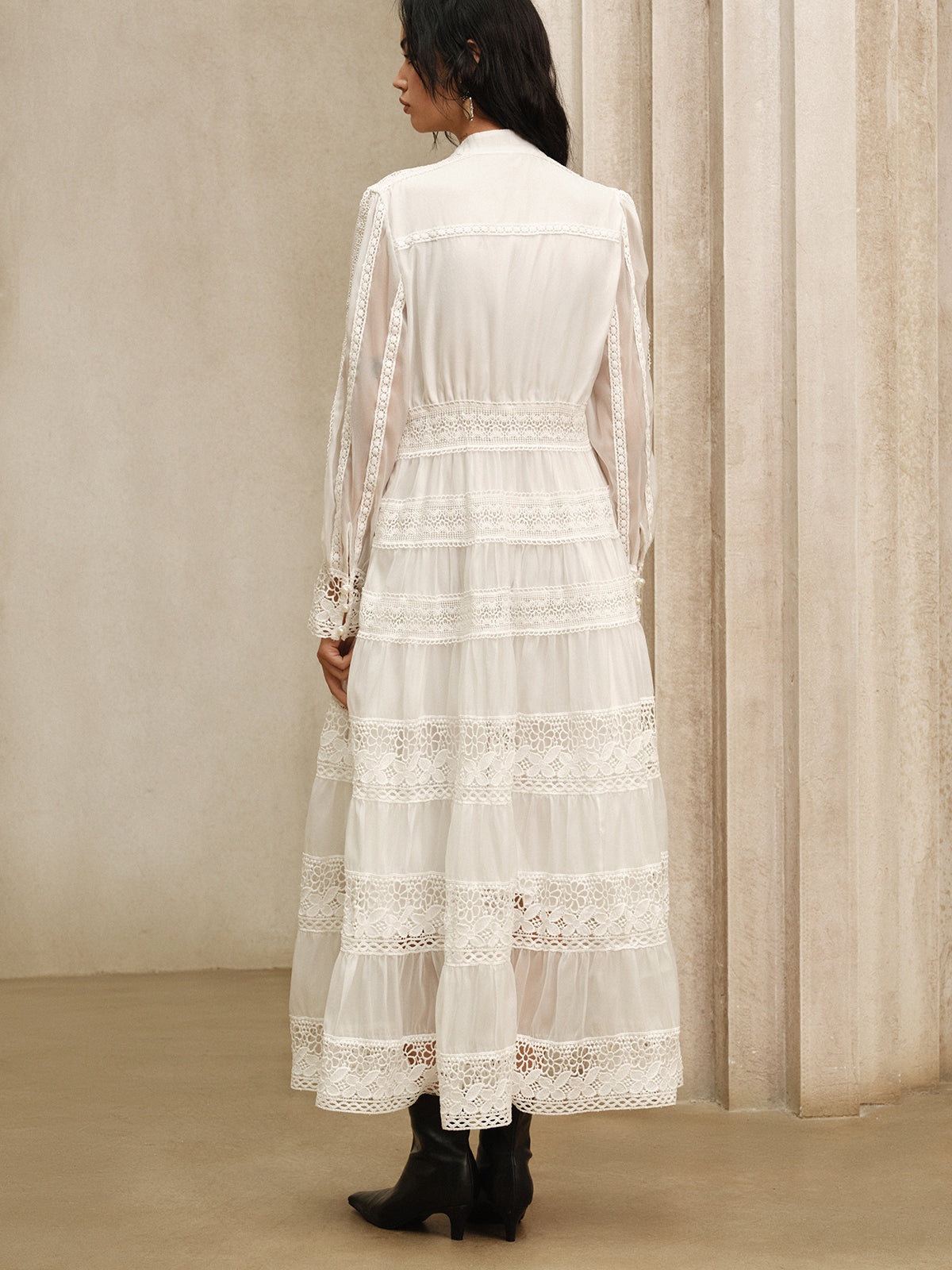 Robe longue semi-transparente à empiècements en dentelle sans ceinture