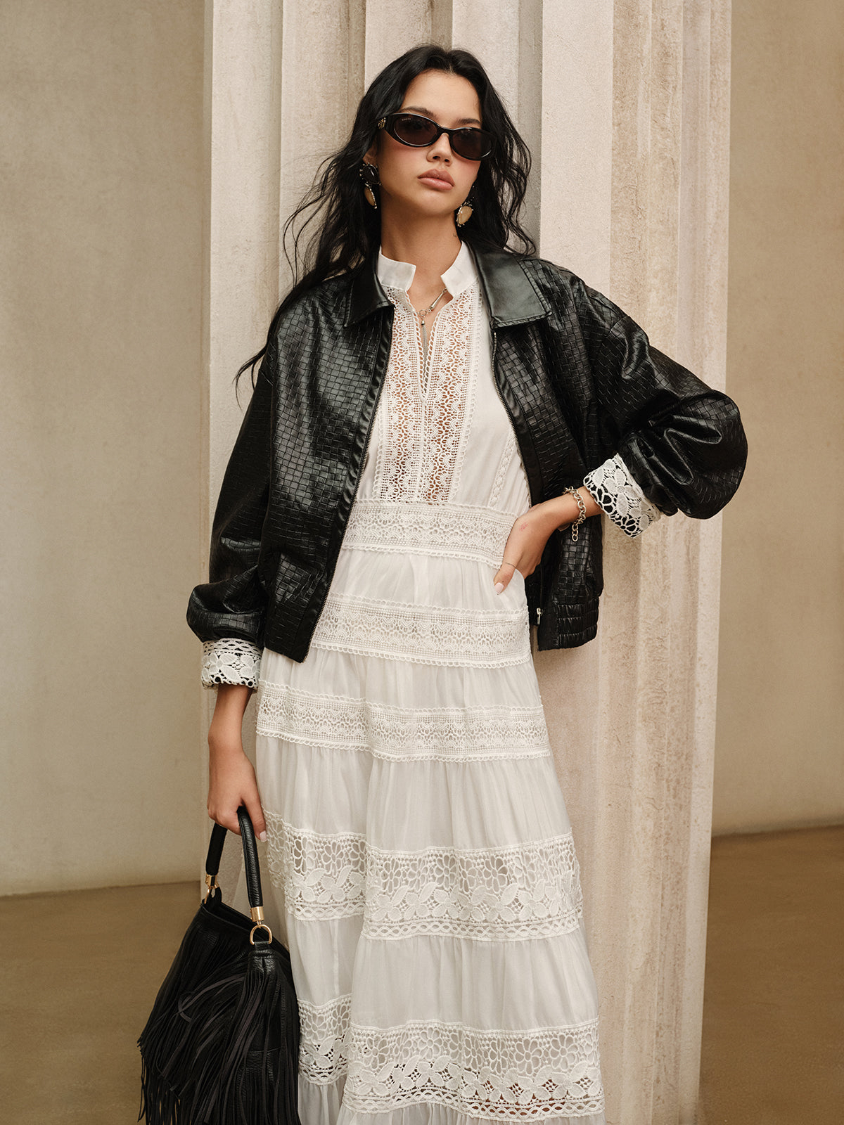 Robe longue semi-transparente à empiècements en dentelle sans ceinture