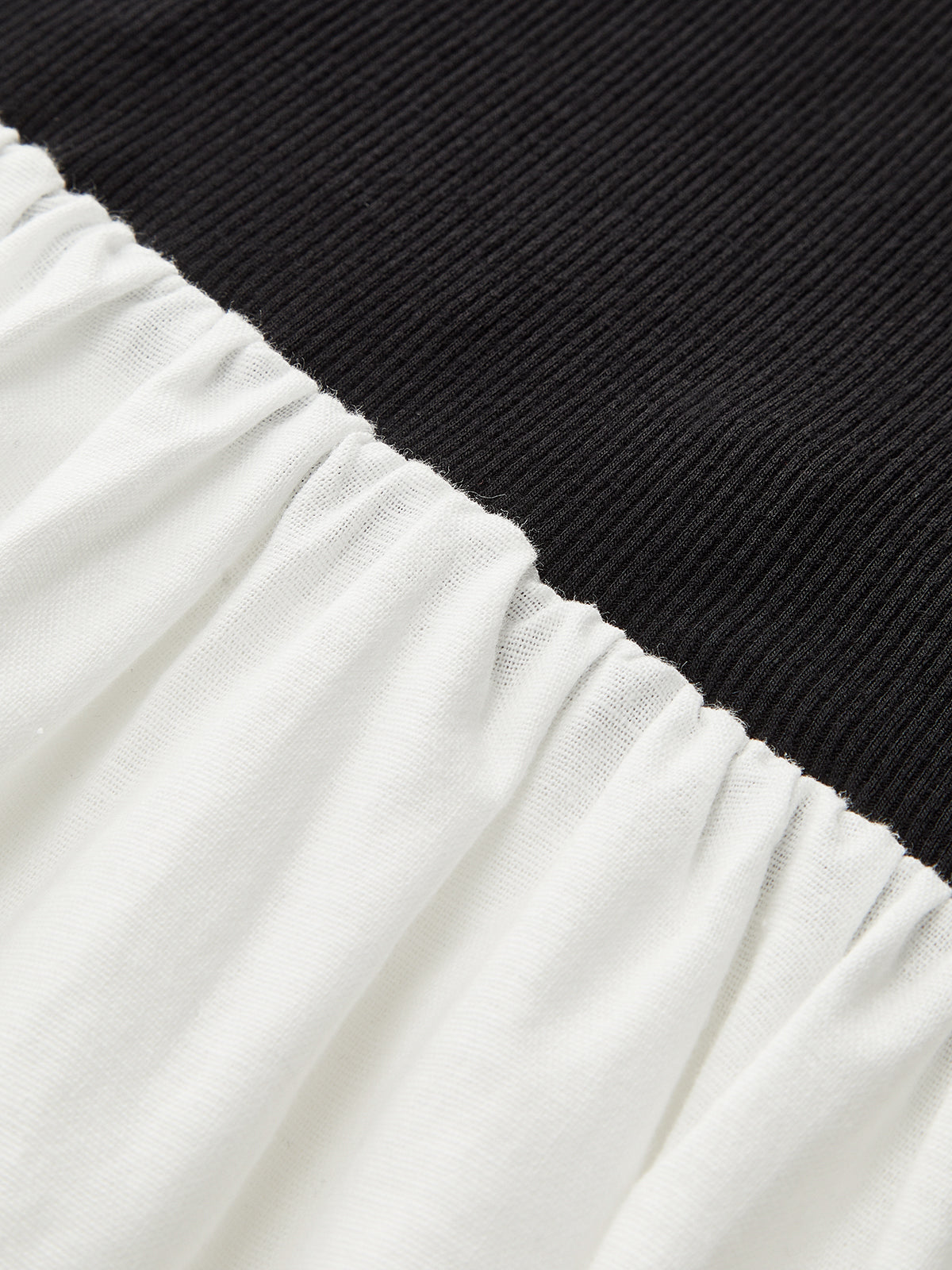 Maxikleid mit Rundhalsausschnitt, Kontrasteinsätzen und asymmetrischem Schnitt