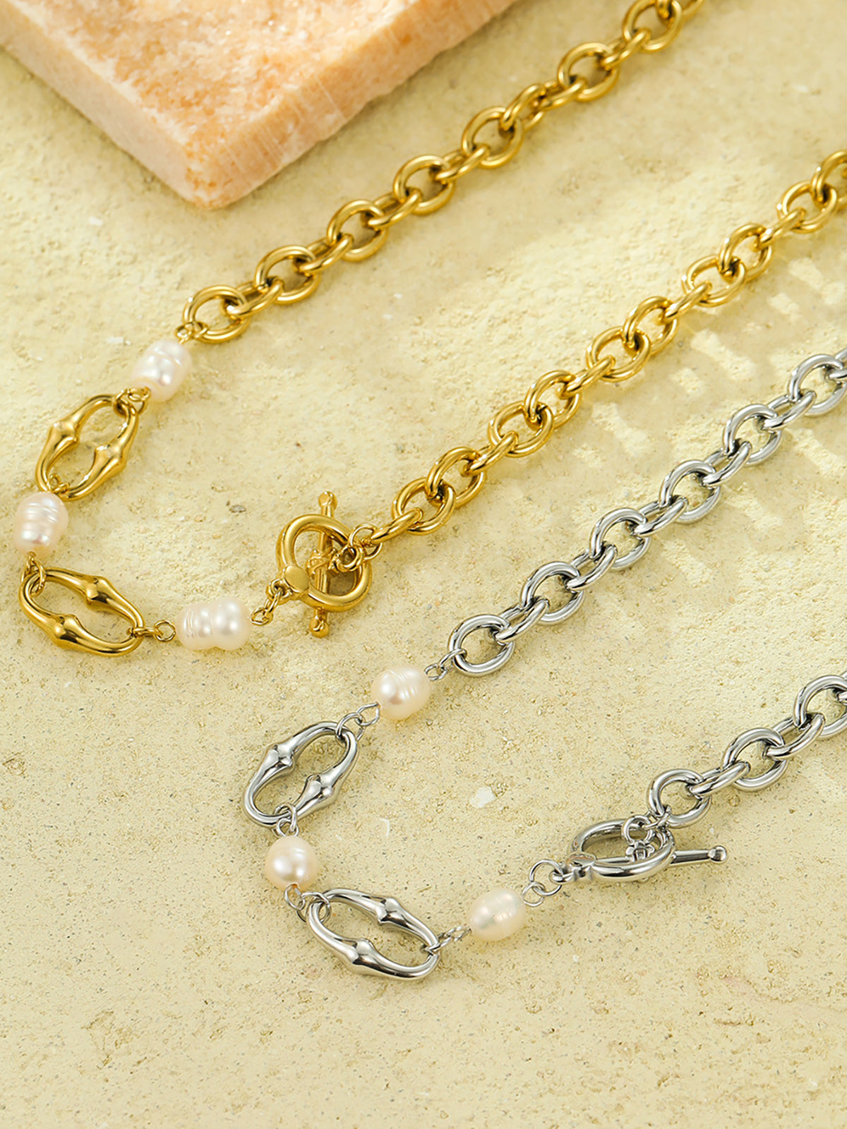 Perlenkette mit goldener Kette