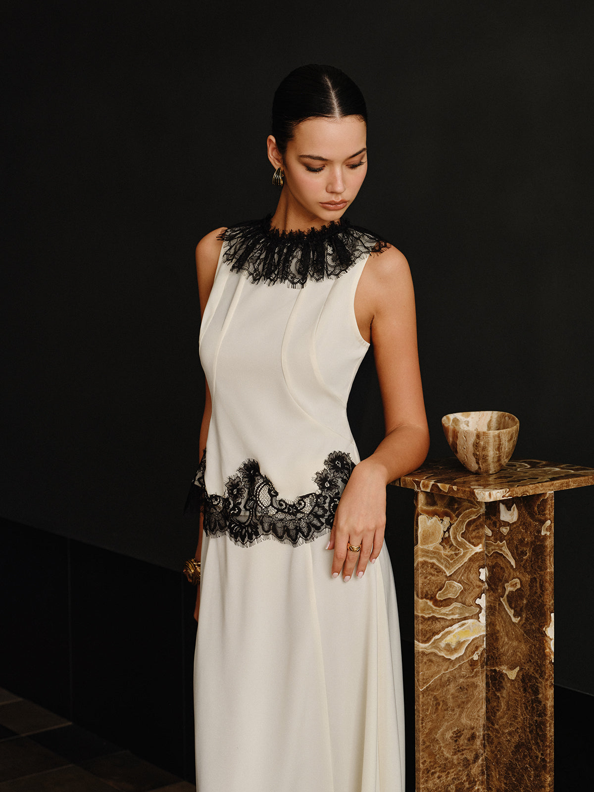 Ensemble top et jupe longue bordés de dentelle