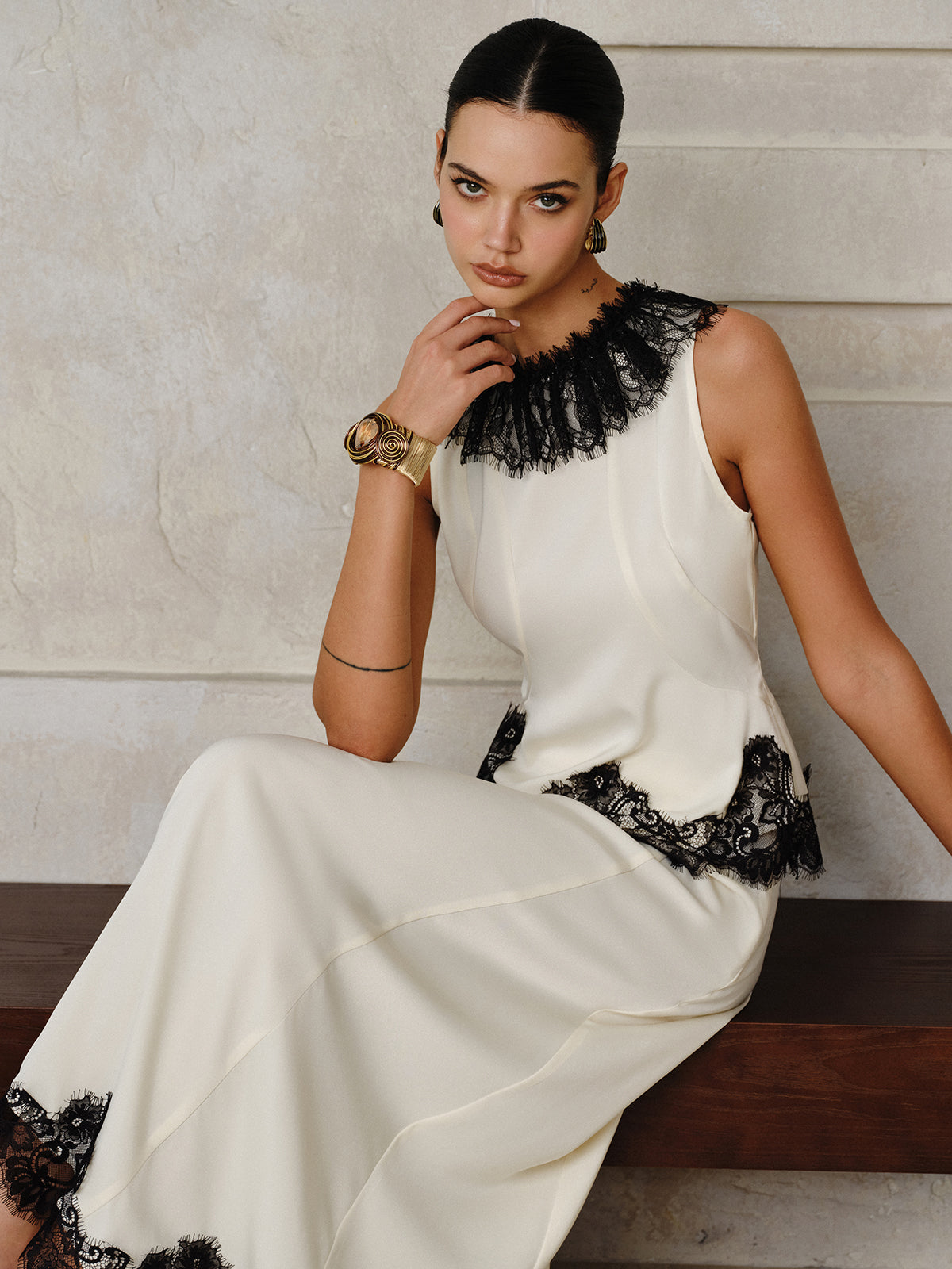 Ensemble top et jupe longue bordés de dentelle