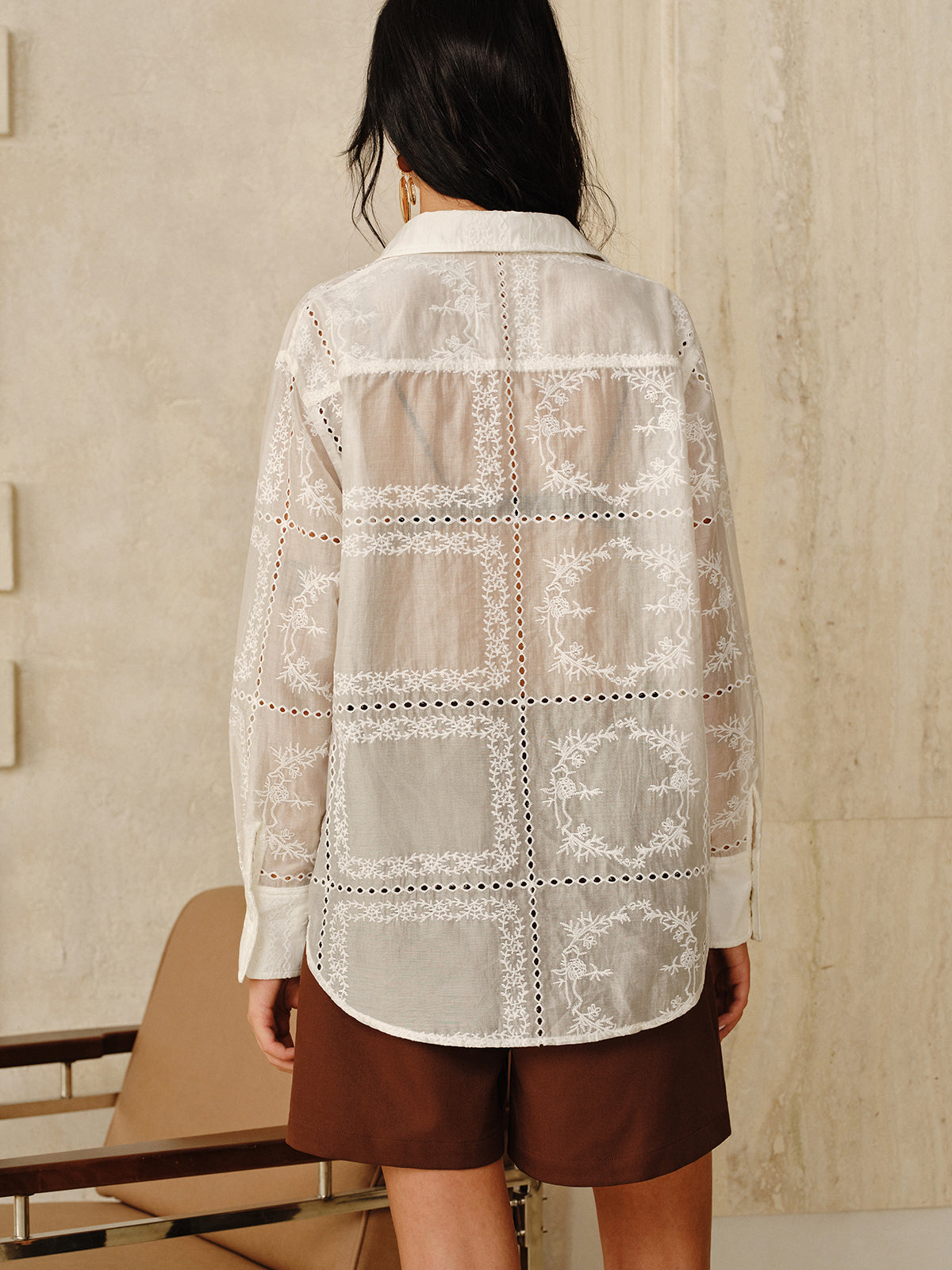Chemise semi-transparente brodée à œillets