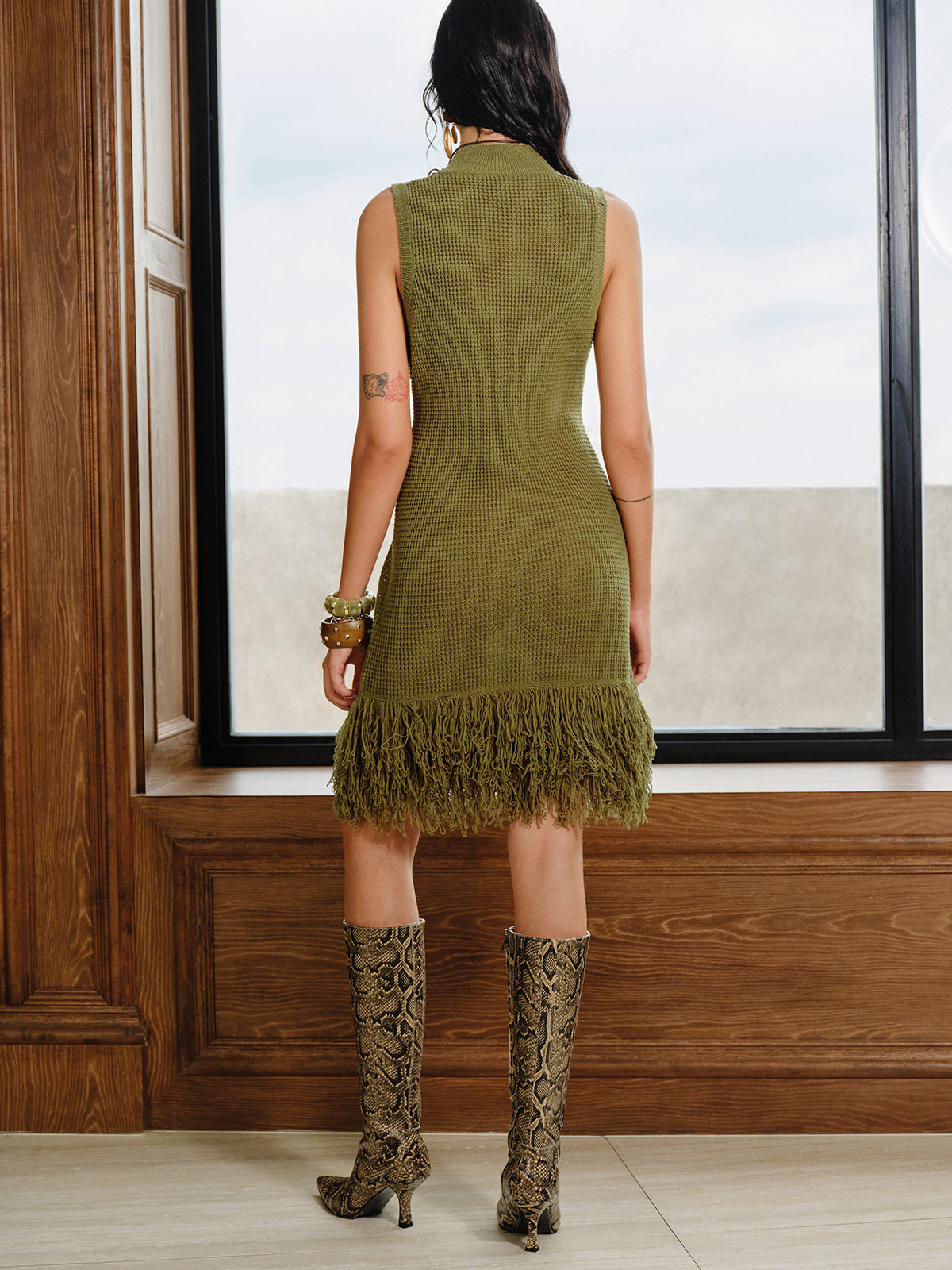 Robe en maille sans manches à ourlet frangé