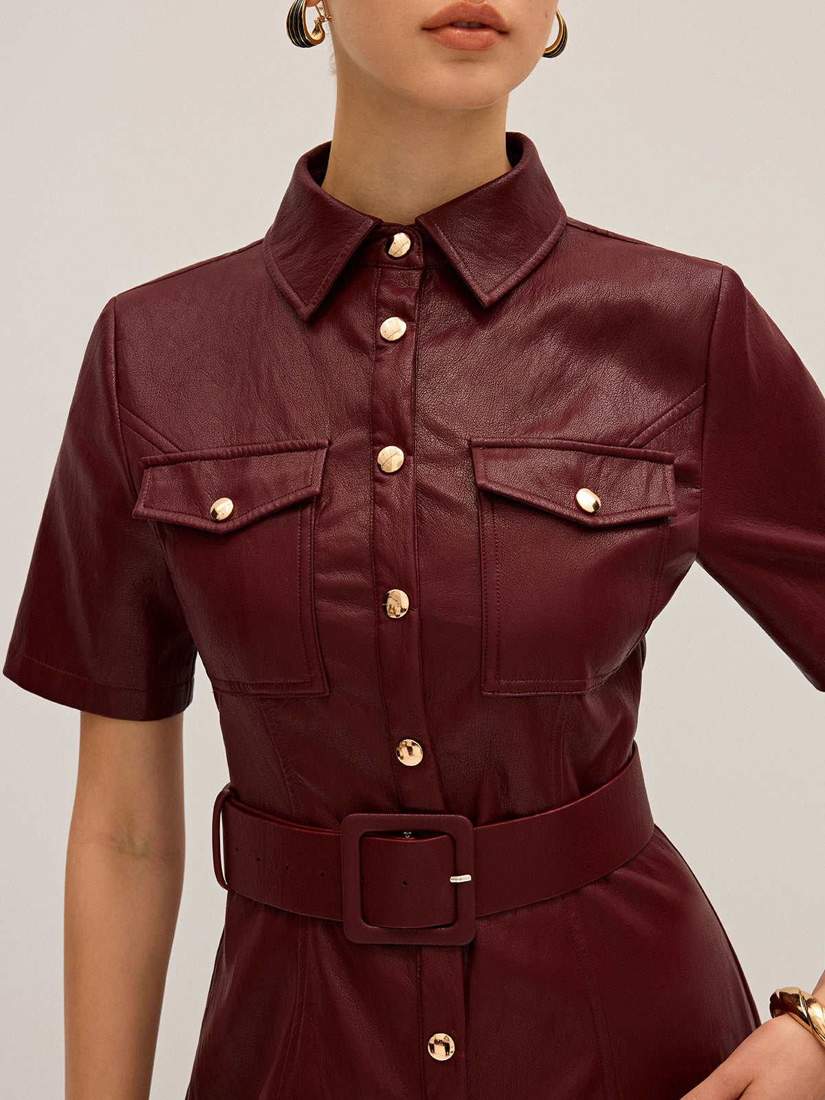 Minikleid aus PU-Leder mit Hemdkragen und Gürtel