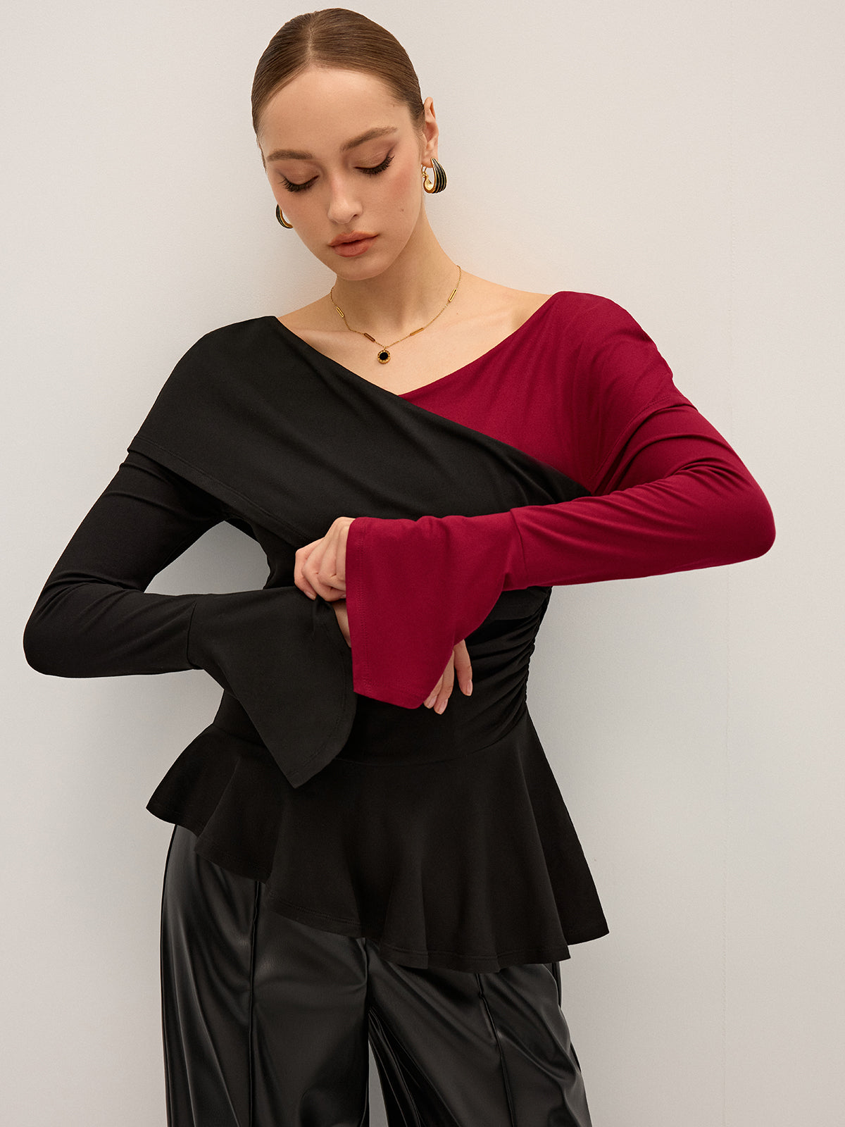 T-shirt asymétrique à volants bicolore