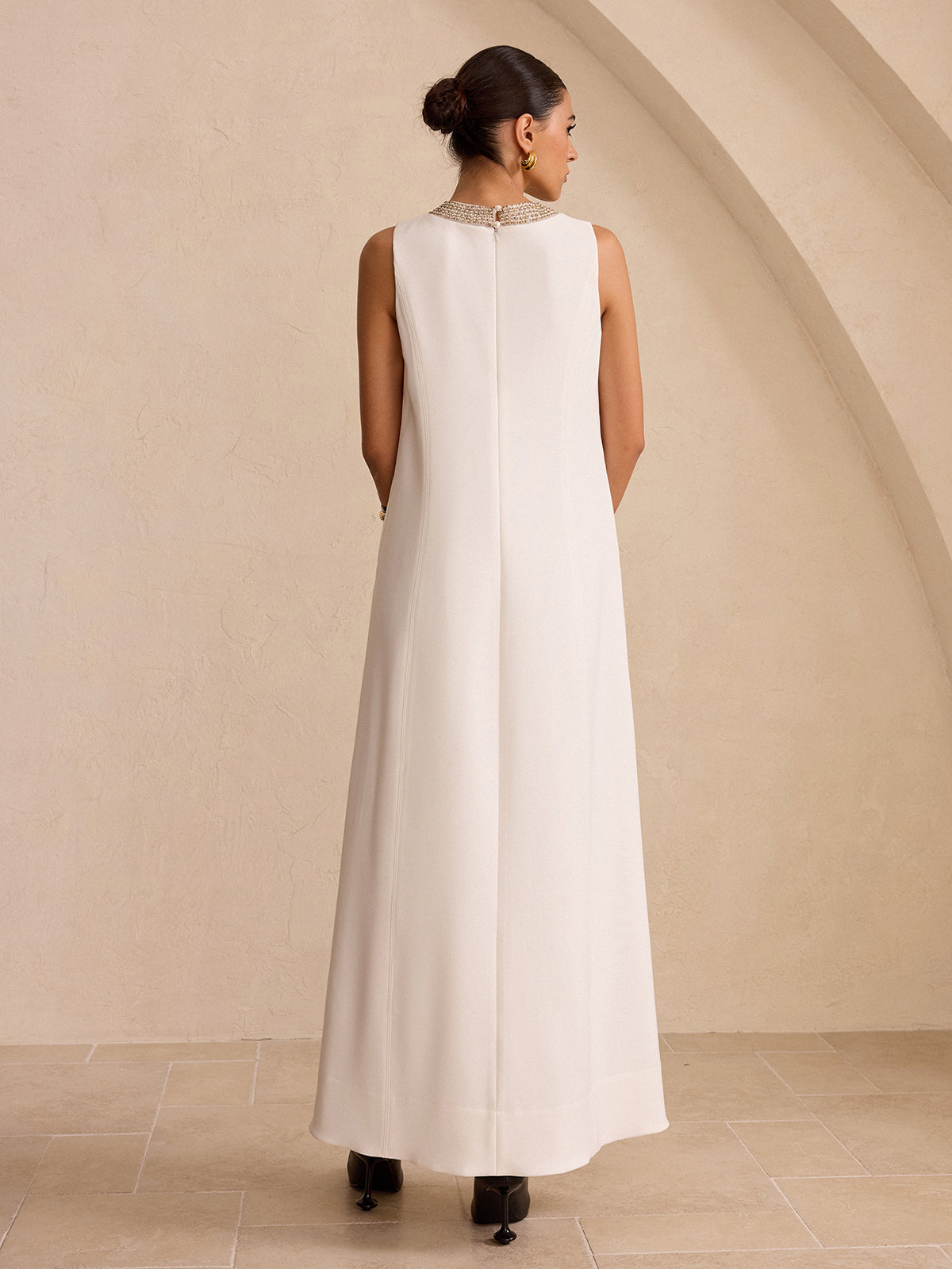 Robe longue à poches et encolure brodée à la main