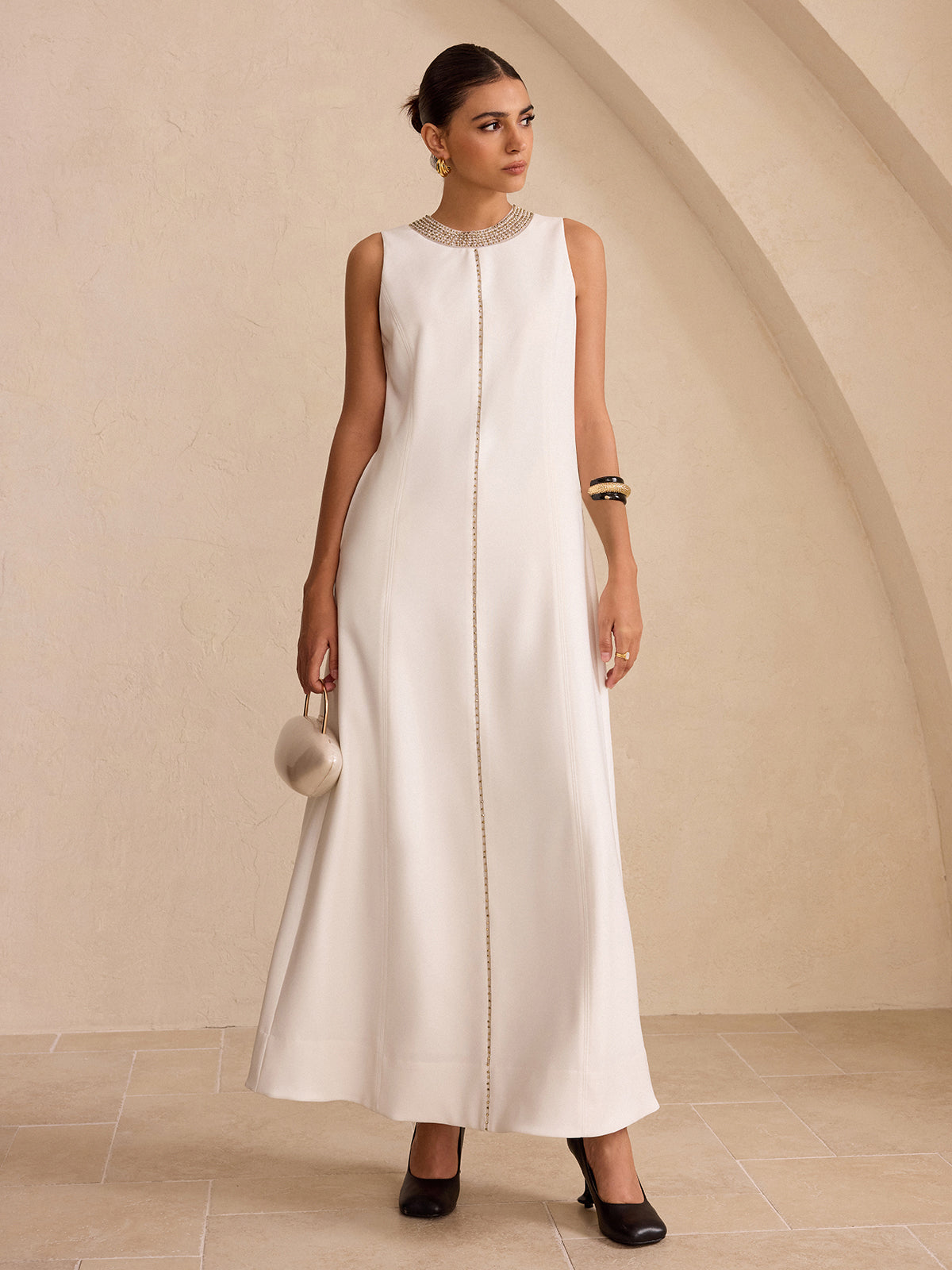 Robe longue à poches et encolure brodée à la main