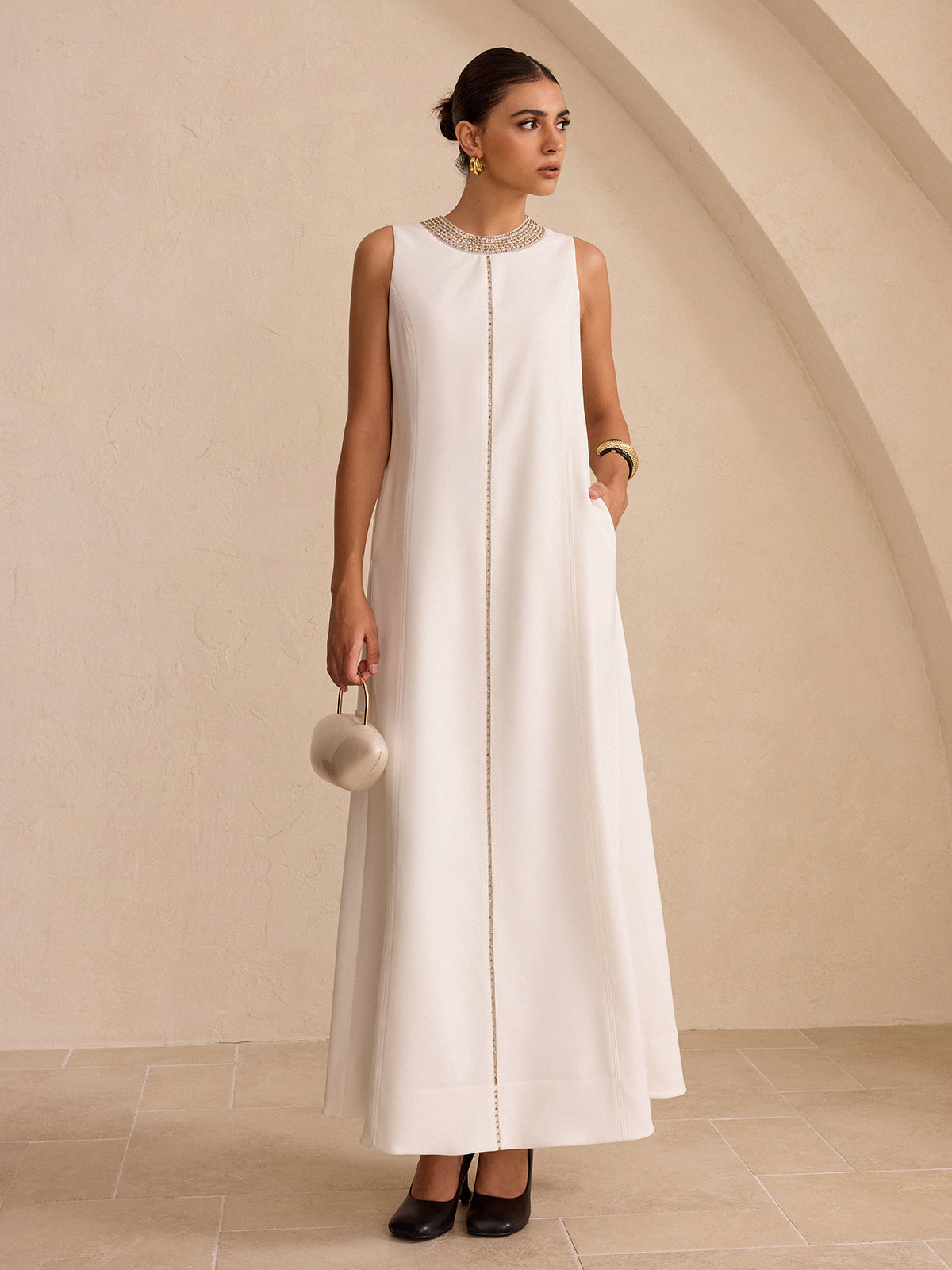 Robe longue à poches et encolure brodée à la main