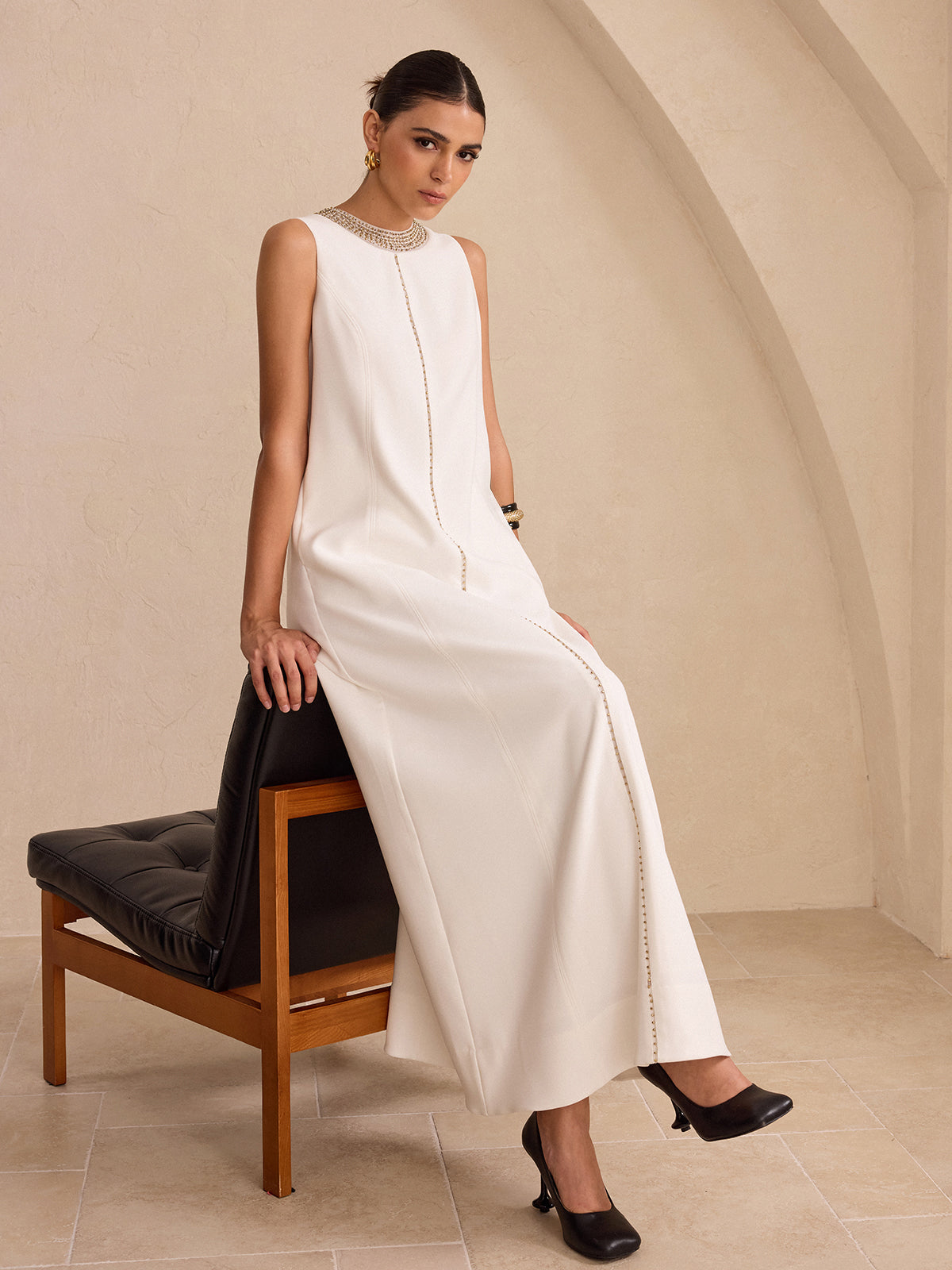 Robe longue à poches et encolure brodée à la main