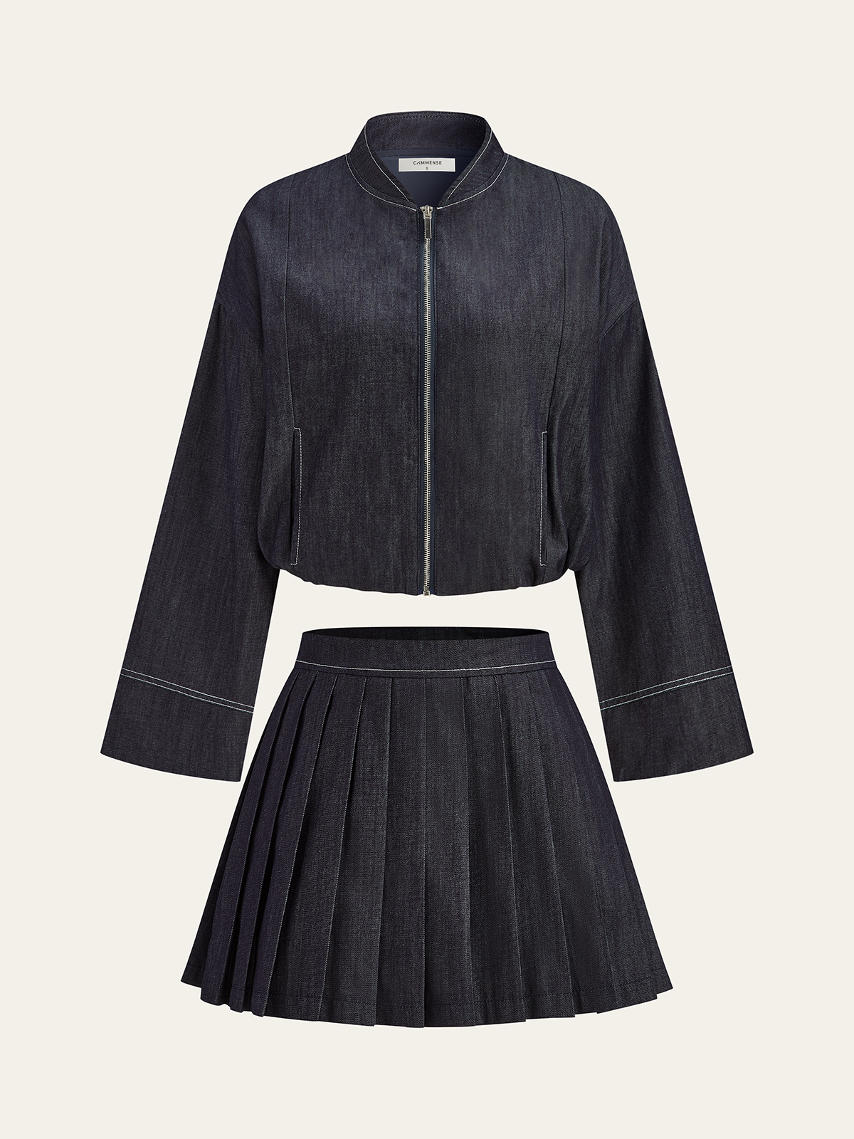 Set aus Jacke mit Reißverschluss und plissiertem Minirock